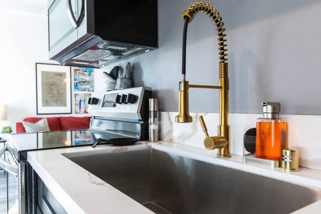 Walk 2 Restaurants & Bars-Relax on Private Patio