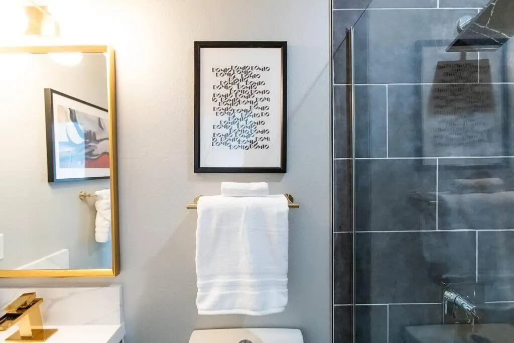 Walk 2 Restaurants & Bars-Relax on Private Patio