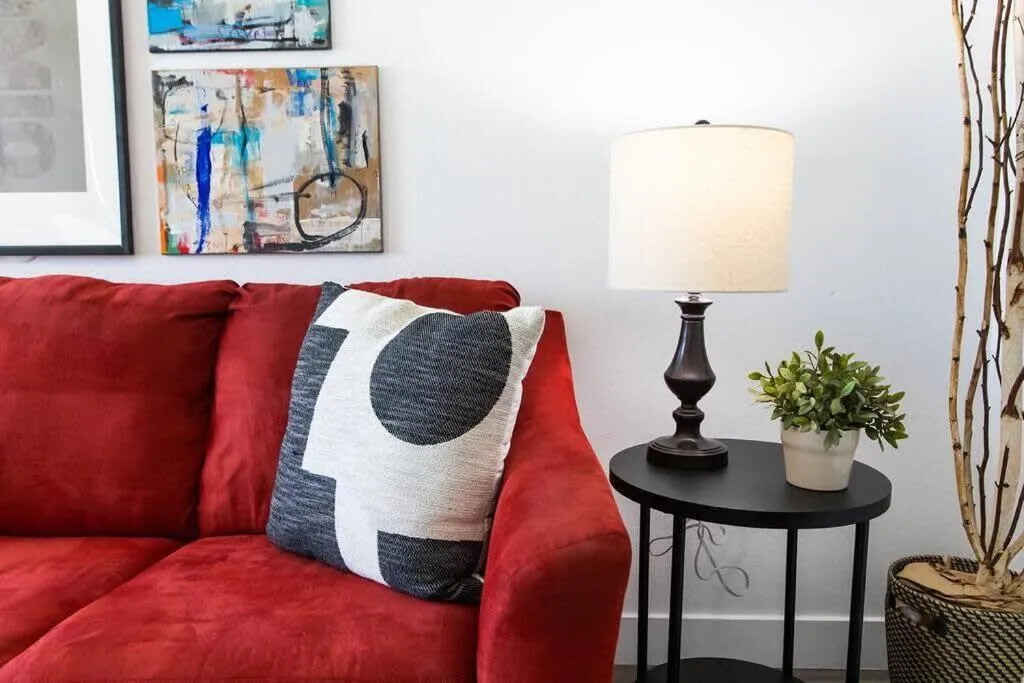 Walk 2 Restaurants & Bars-Relax on Private Patio