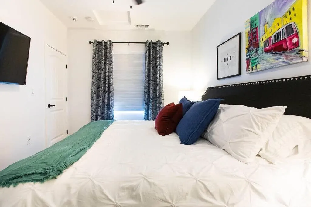 Walk 2 Restaurants & Bars-Relax on Private Patio