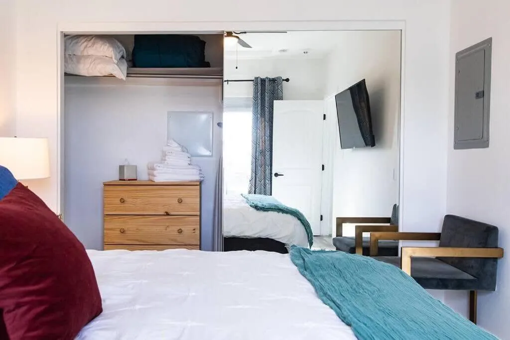 Walk 2 Restaurants & Bars-Relax on Private Patio