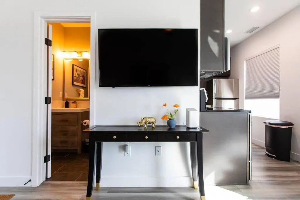 Walk 2 Restaurants & Bars-Relax on Private Patio