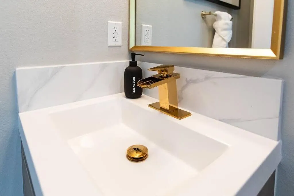 Walk 2 Restaurants & Bars-Relax on Private Patio