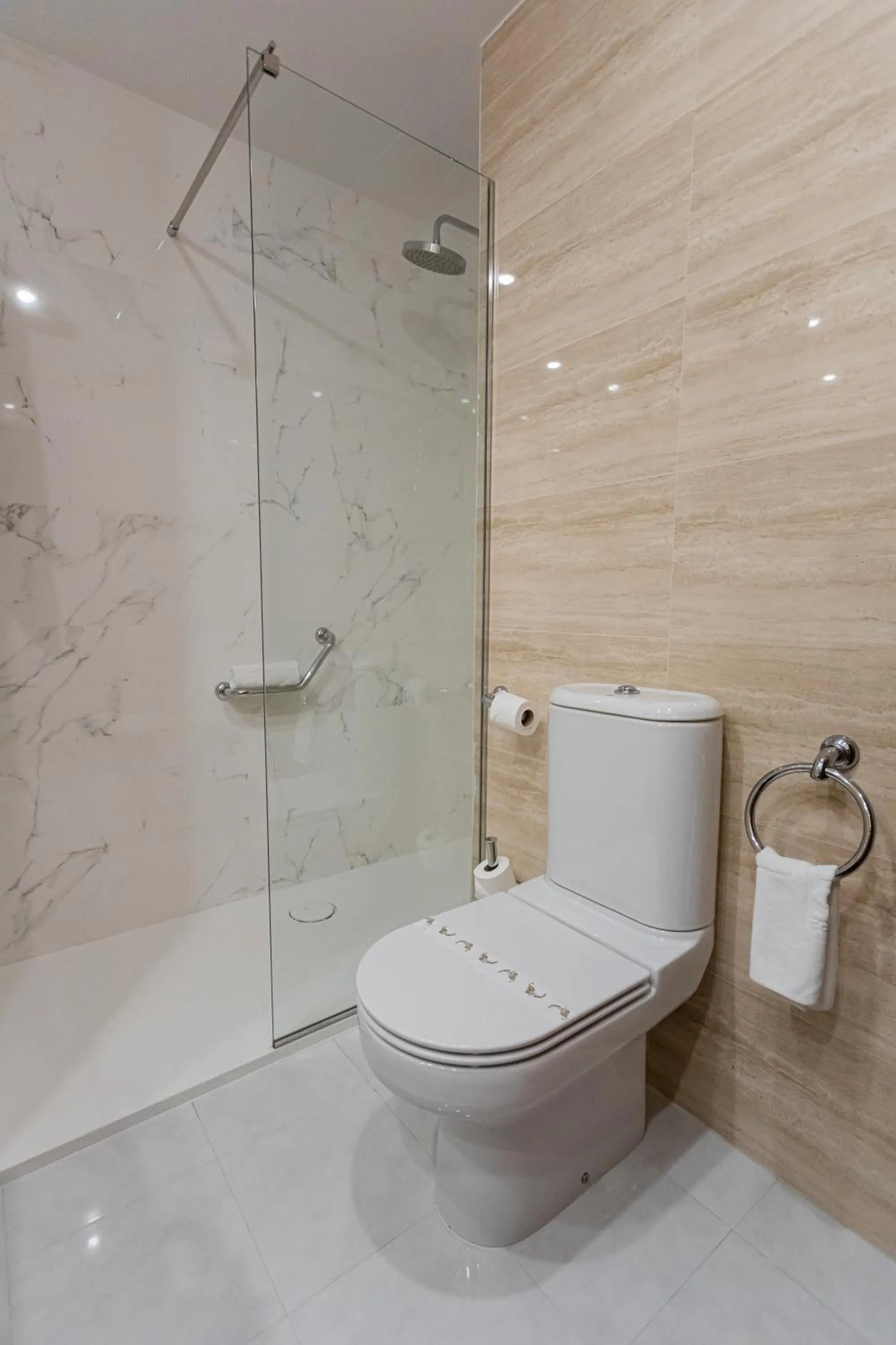 Shower in Hq La Galeria