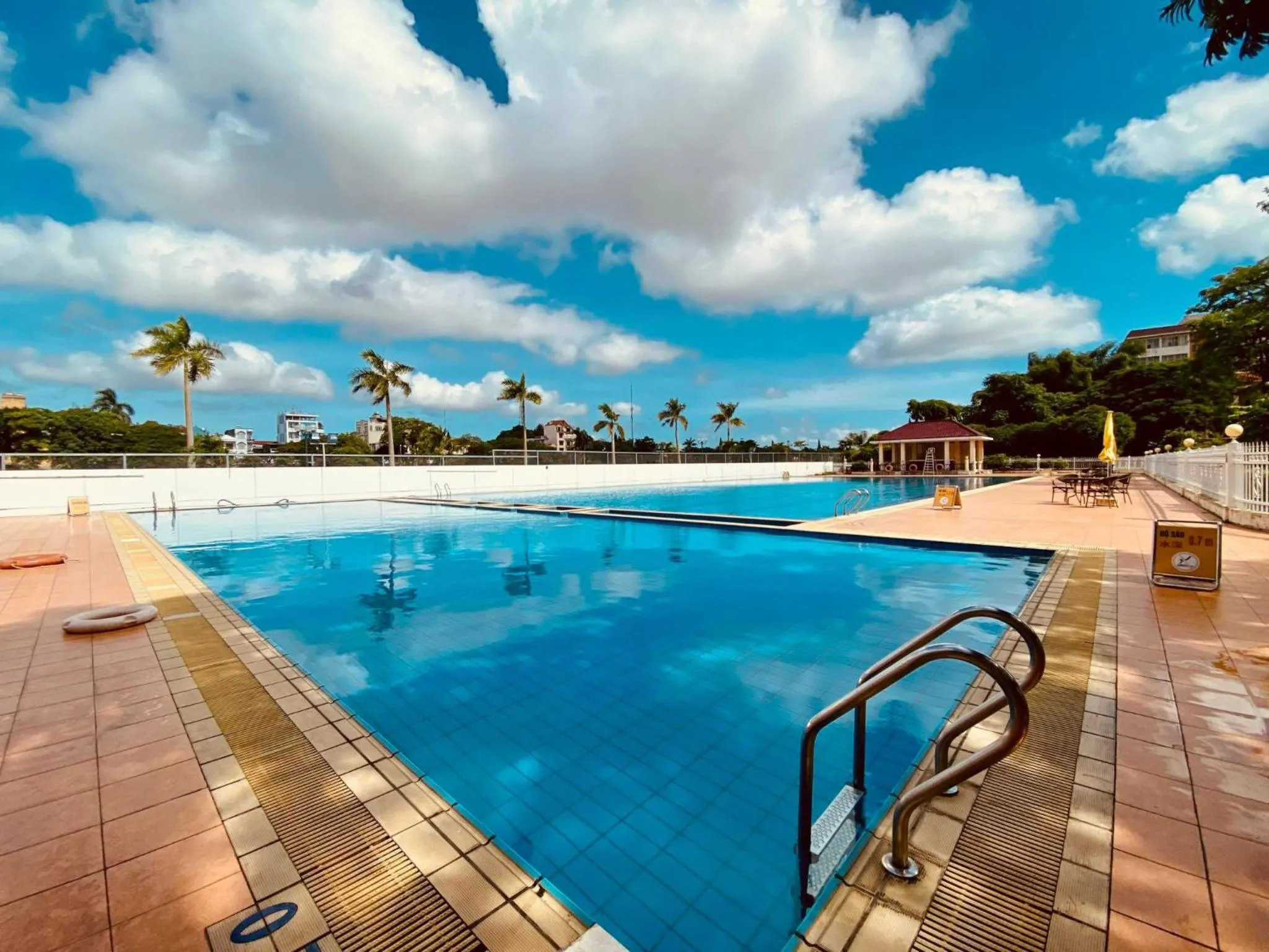 Swimming pool in Khách sạn Quốc tế Lợi Lai - Li Lai International Hotel