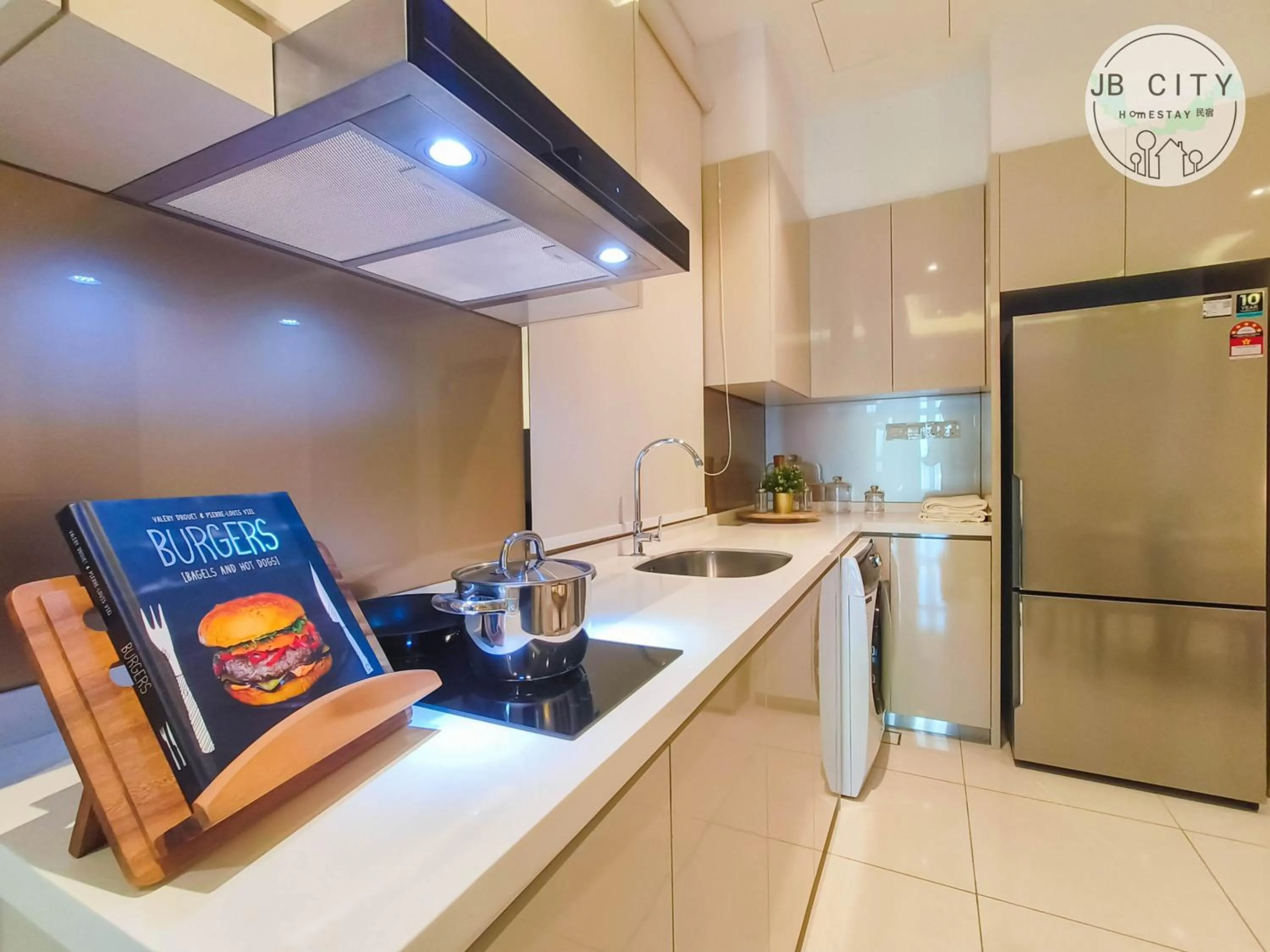 Kitchen or kitchenette in Paradigm Residence by RR JBcity