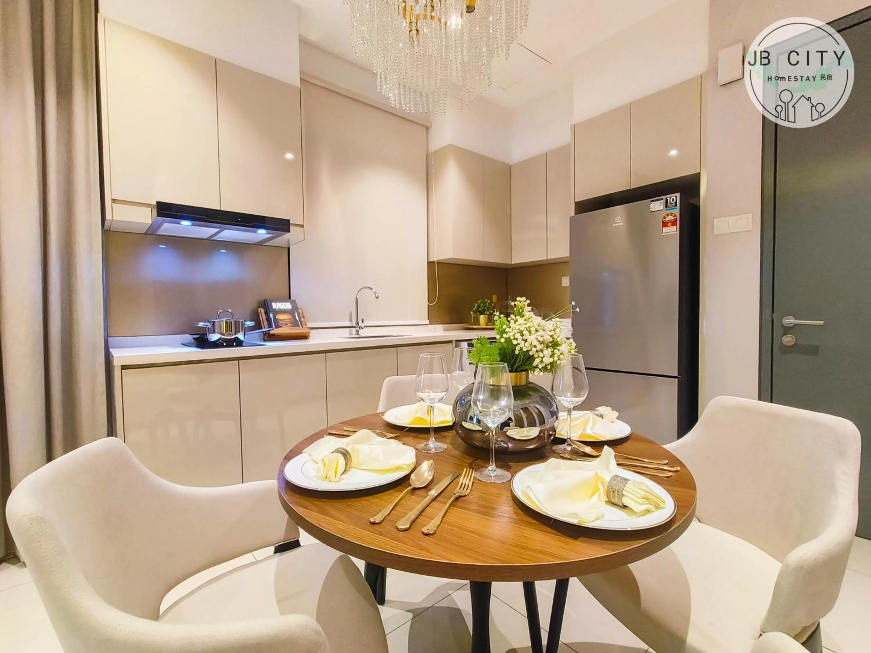Kitchen or kitchenette in Paradigm Residence by RR JBcity