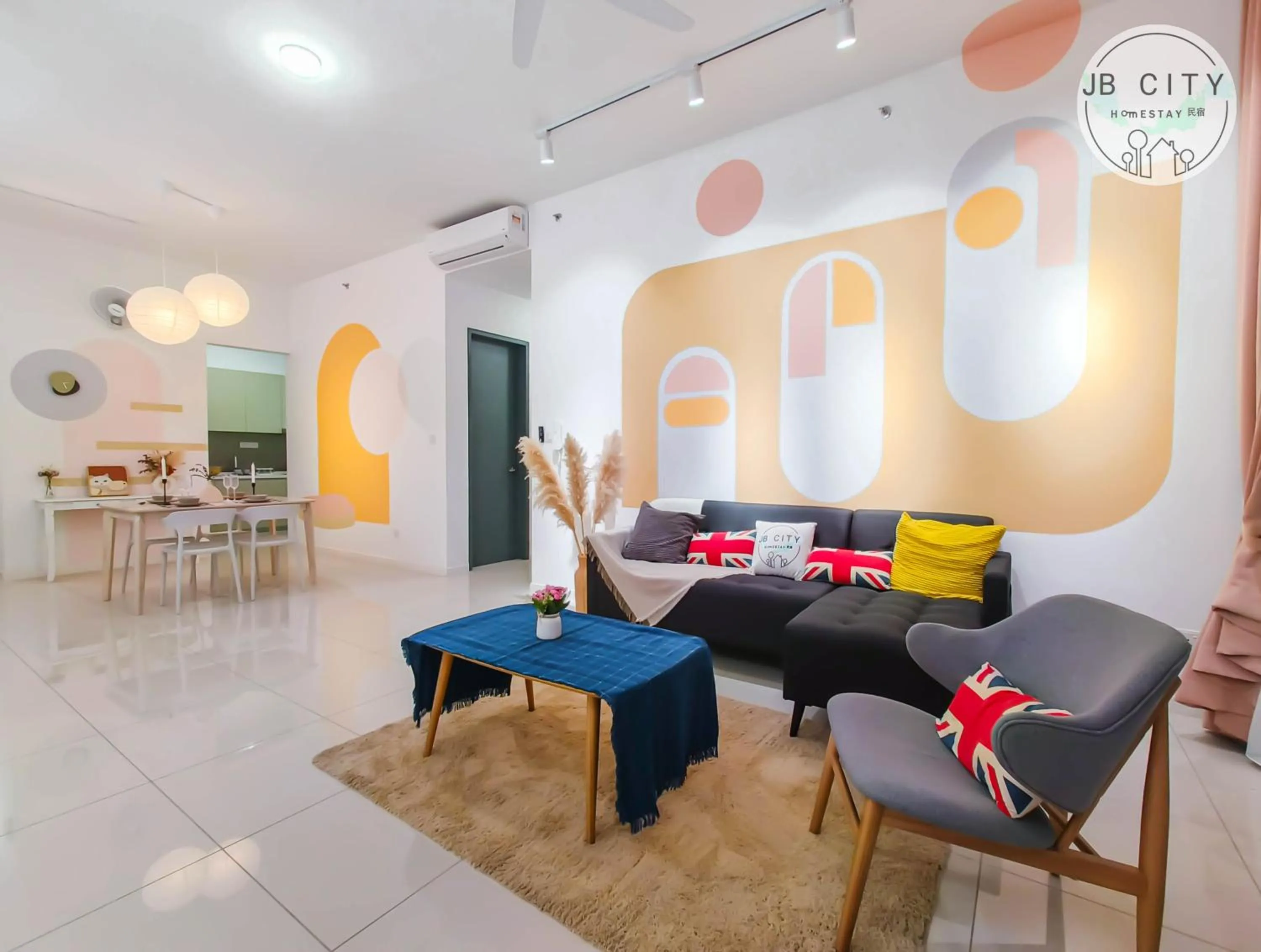 Living room in Paradigm Residence by RR JBcity