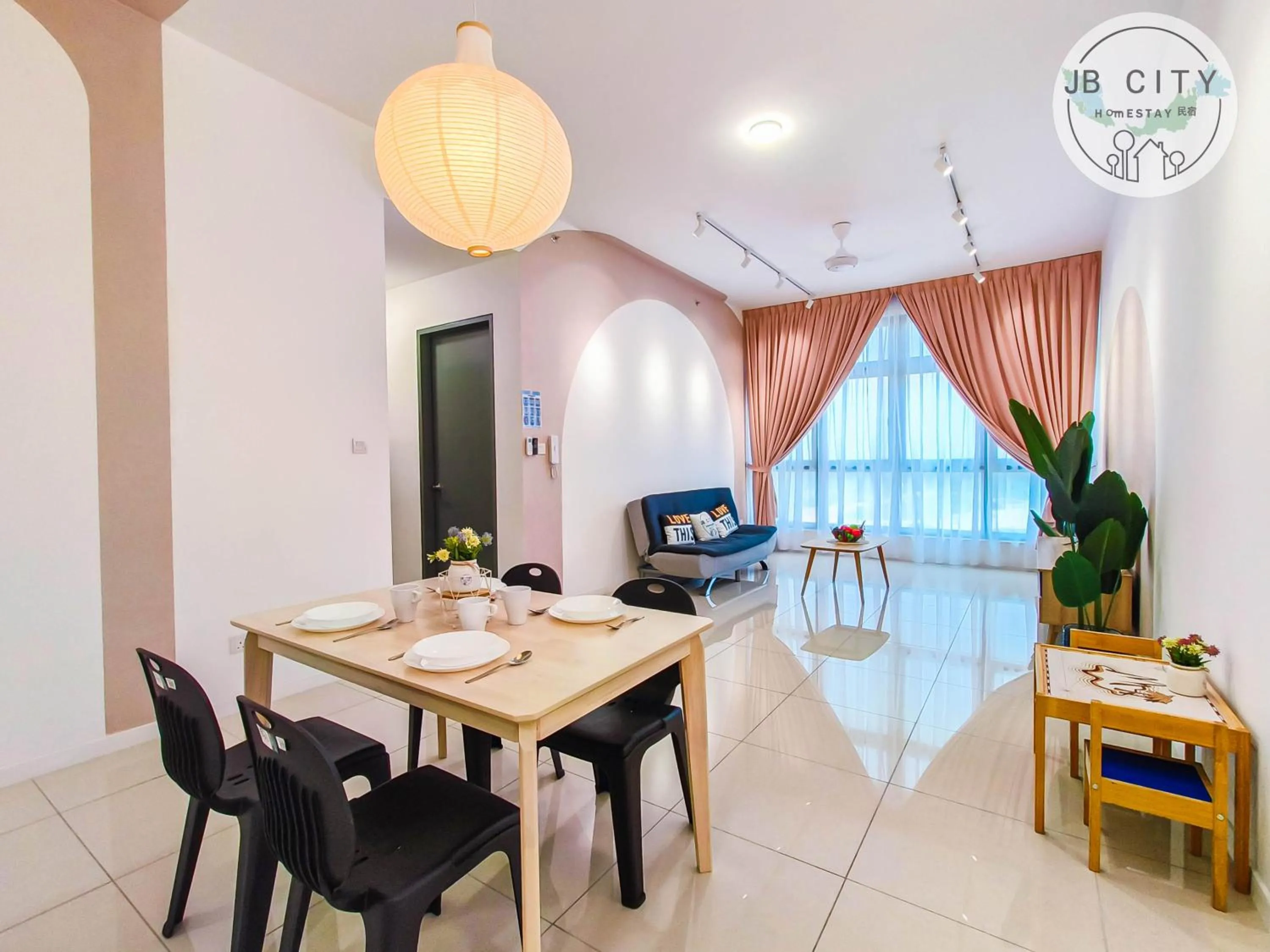 Living room in Paradigm Residence by RR JBcity