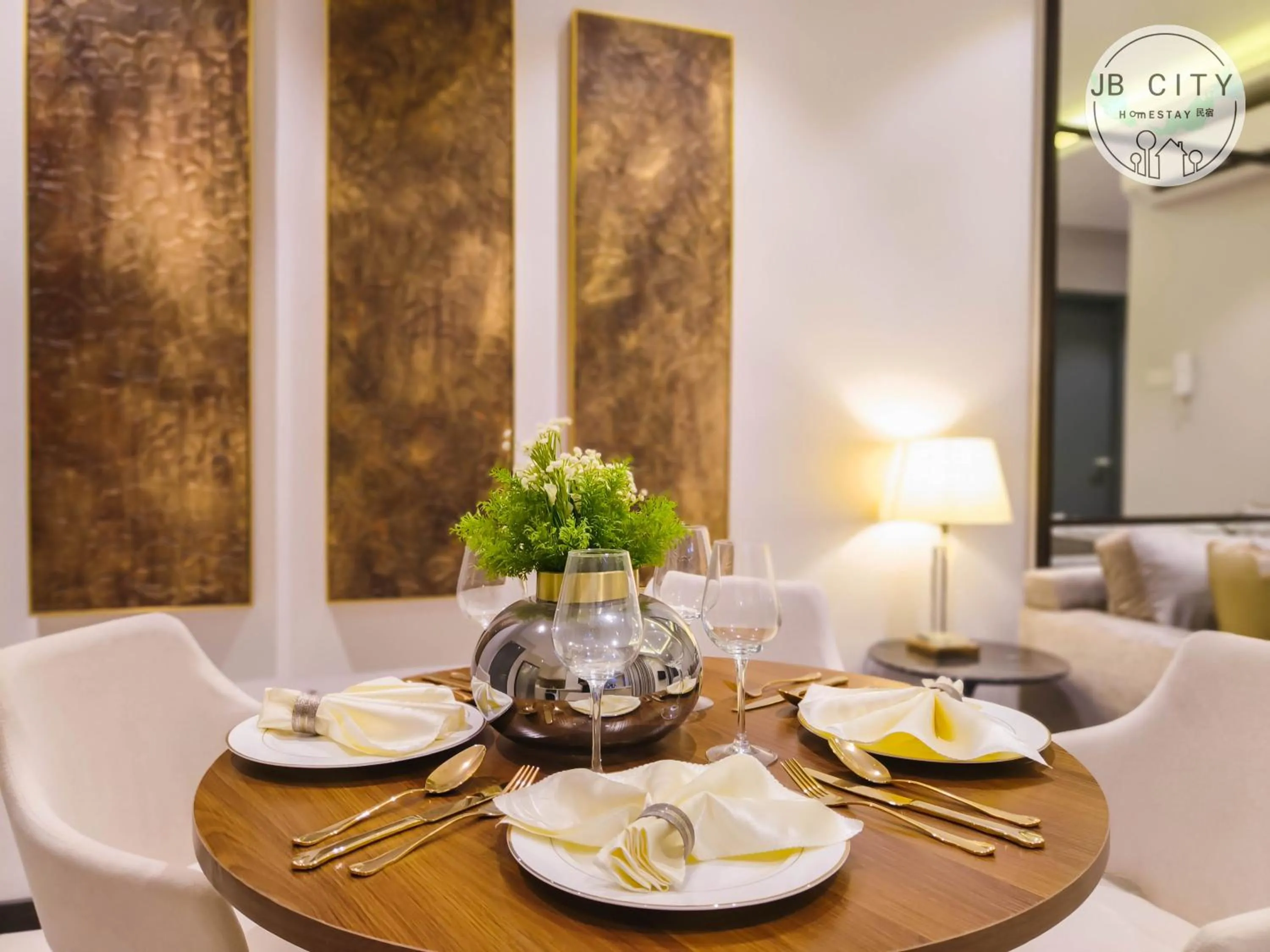 Dining area in Paradigm Residence by RR JBcity