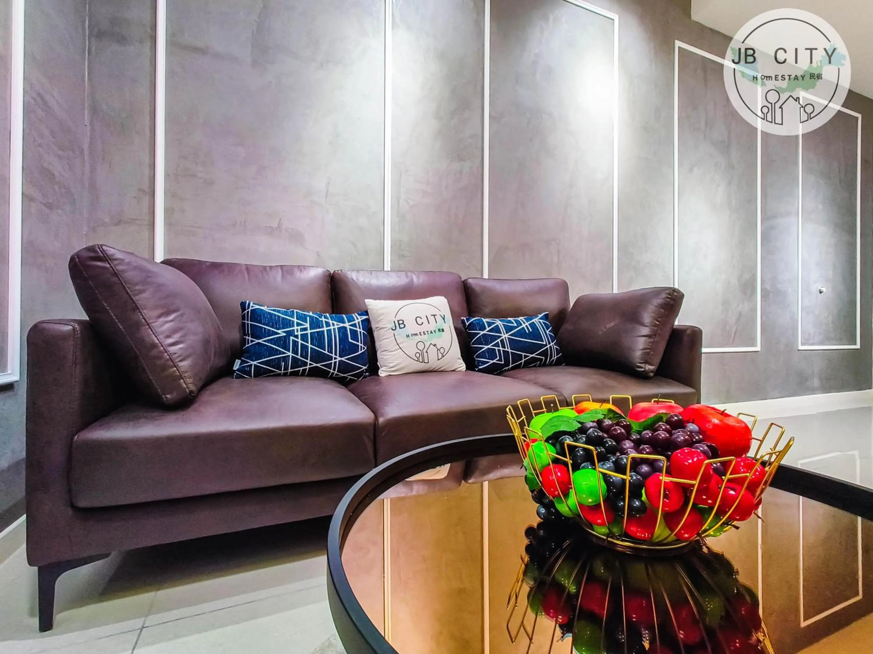 Living room in Paradigm Residence by RR JBcity