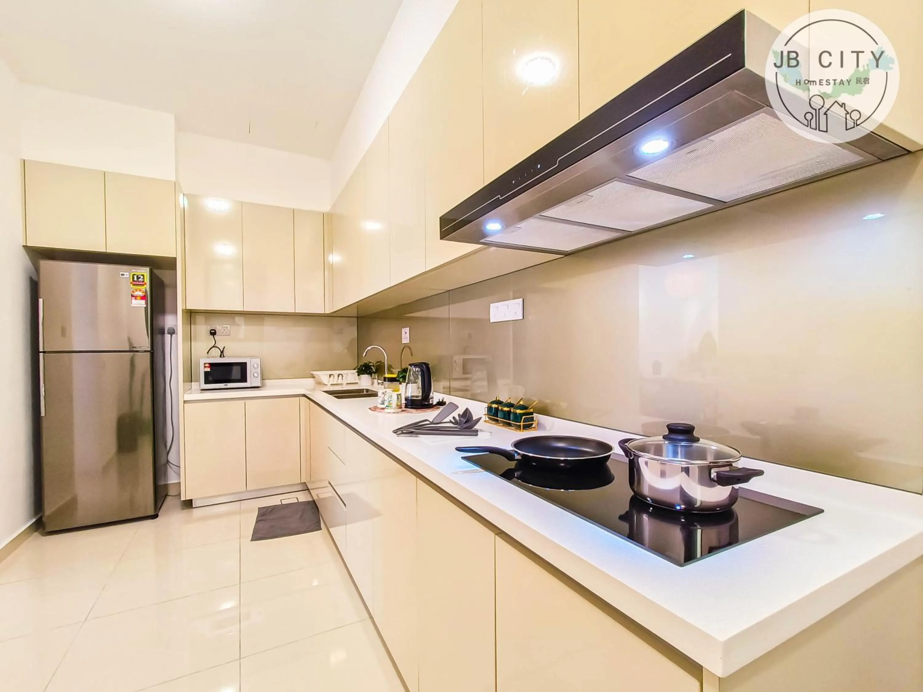 Kitchen or kitchenette in Paradigm Residence by RR JBcity