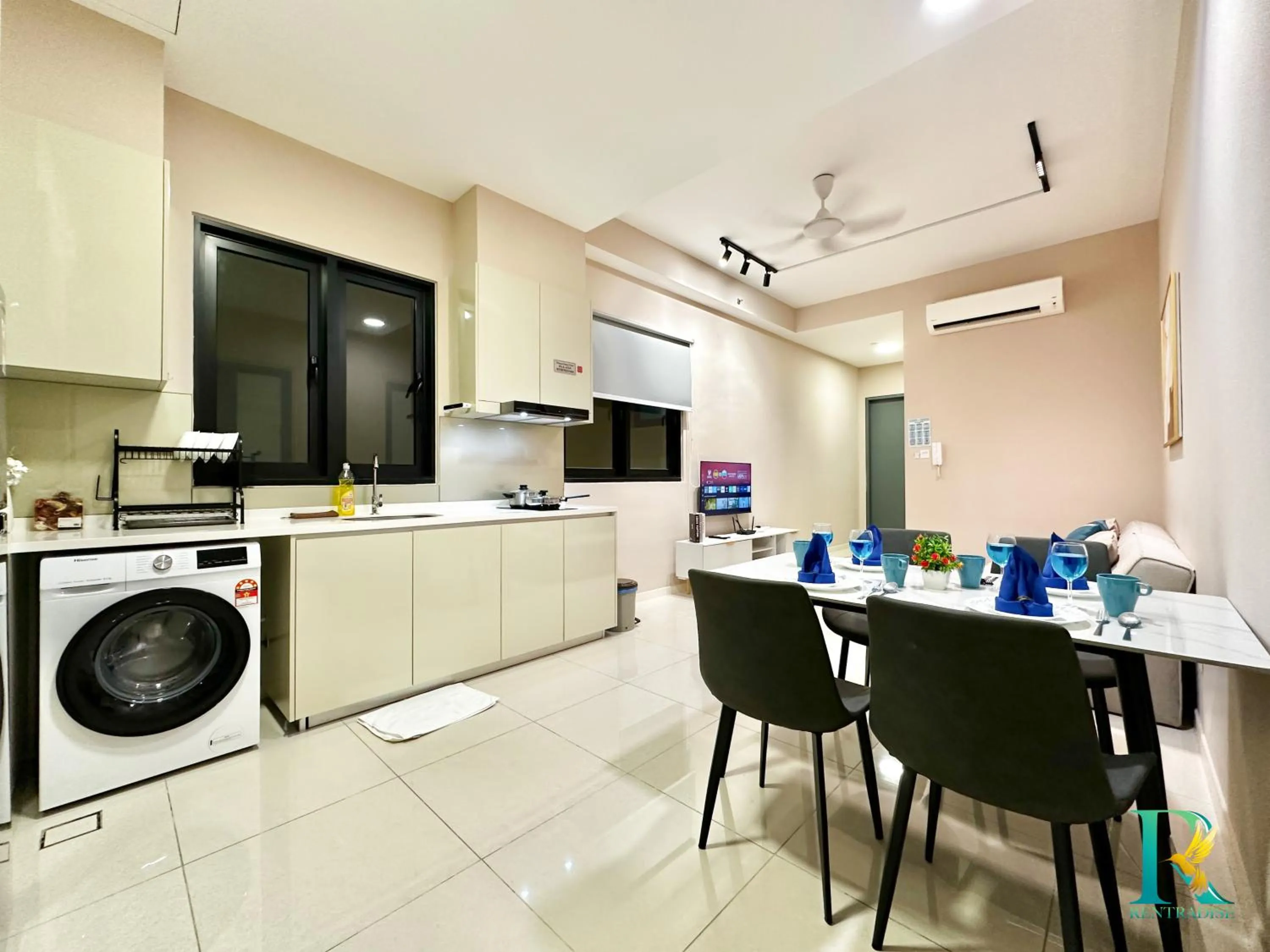 kitchen in Paradigm Residence by RR JBcity