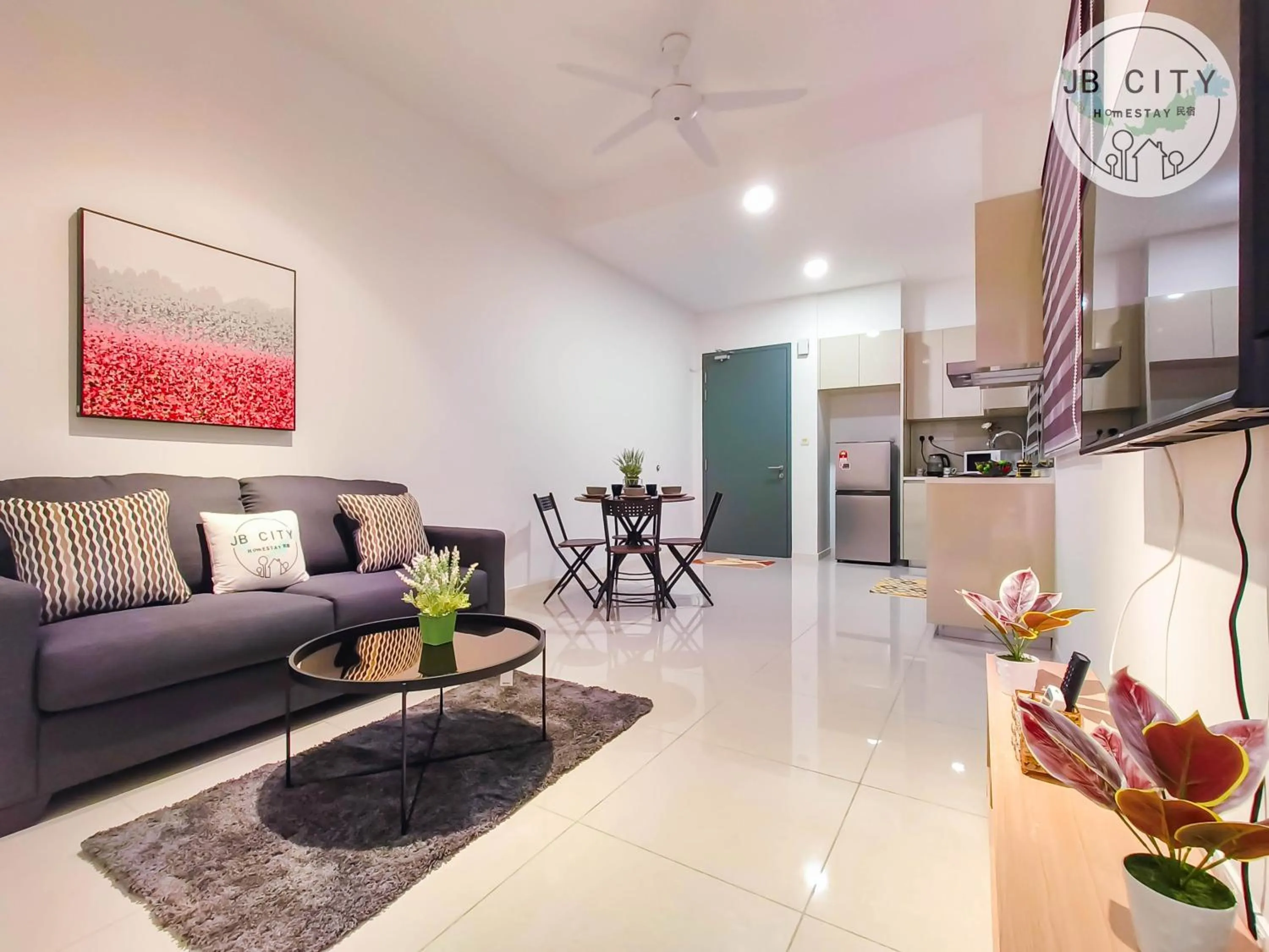 Living room in Paradigm Residence by RR JBcity