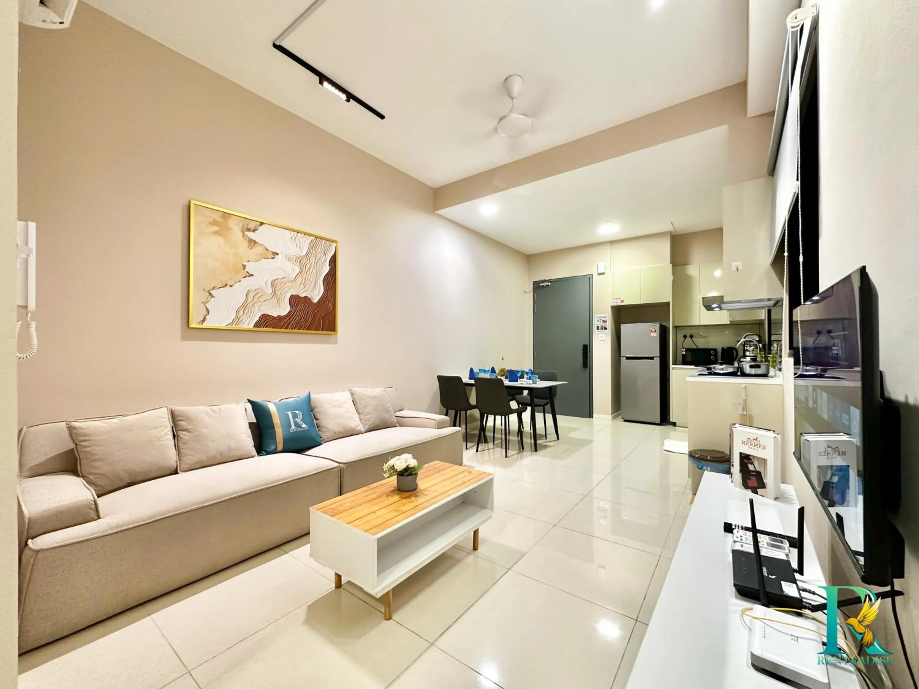 Living room in Paradigm Residence by RR JBcity