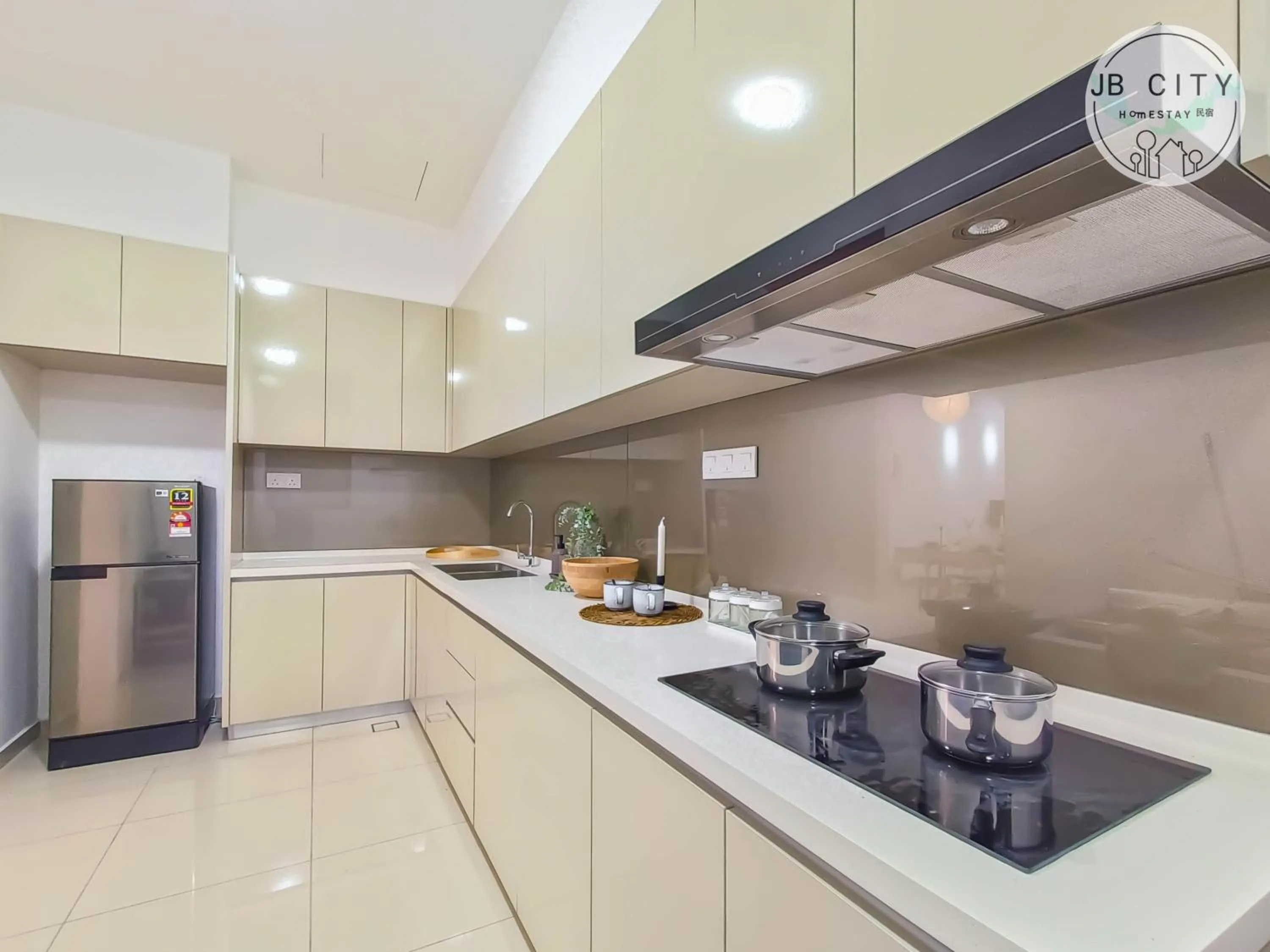 Kitchen or kitchenette in Paradigm Residence by RR JBcity