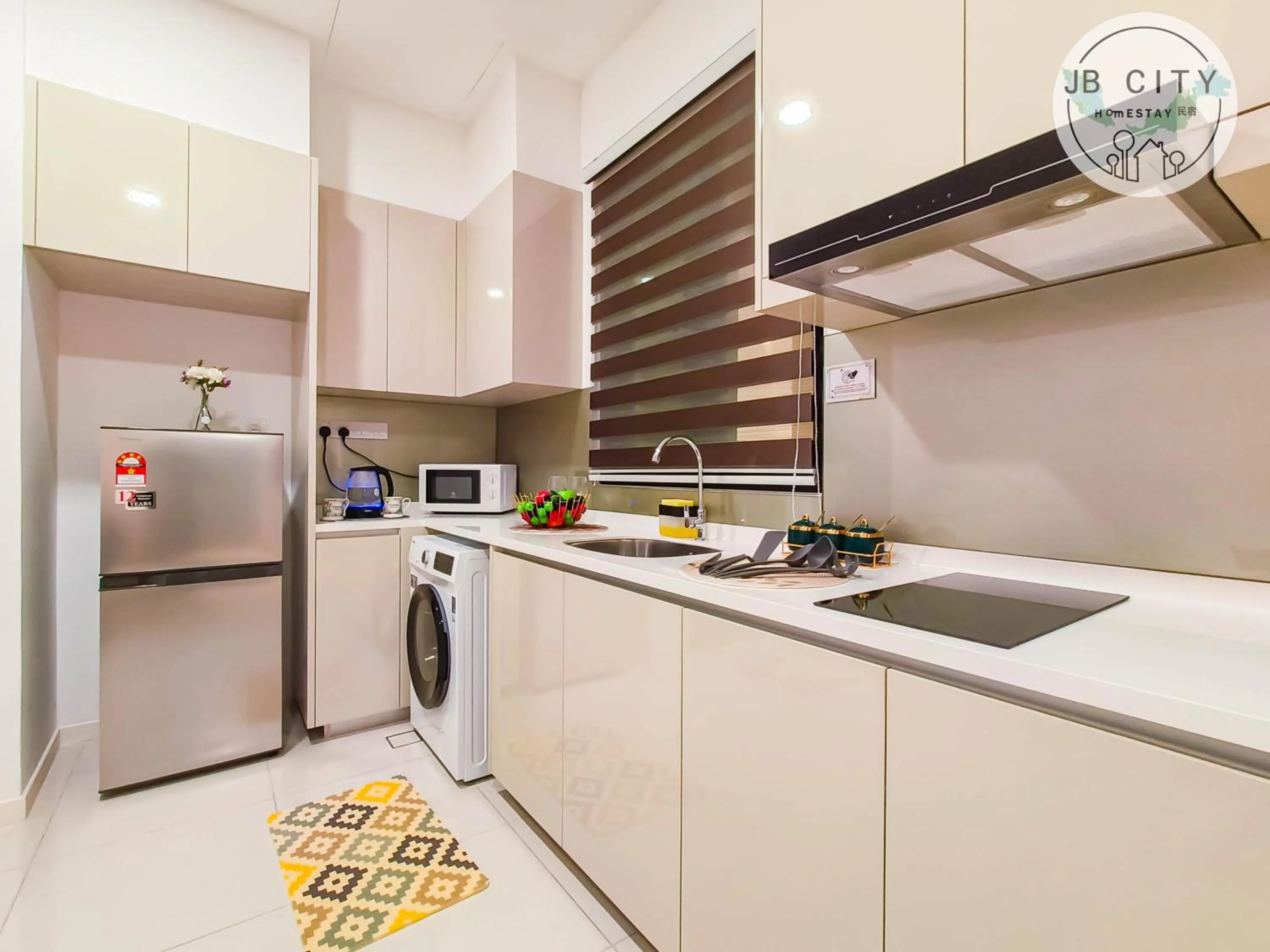 Kitchen or kitchenette in Paradigm Residence by RR JBcity