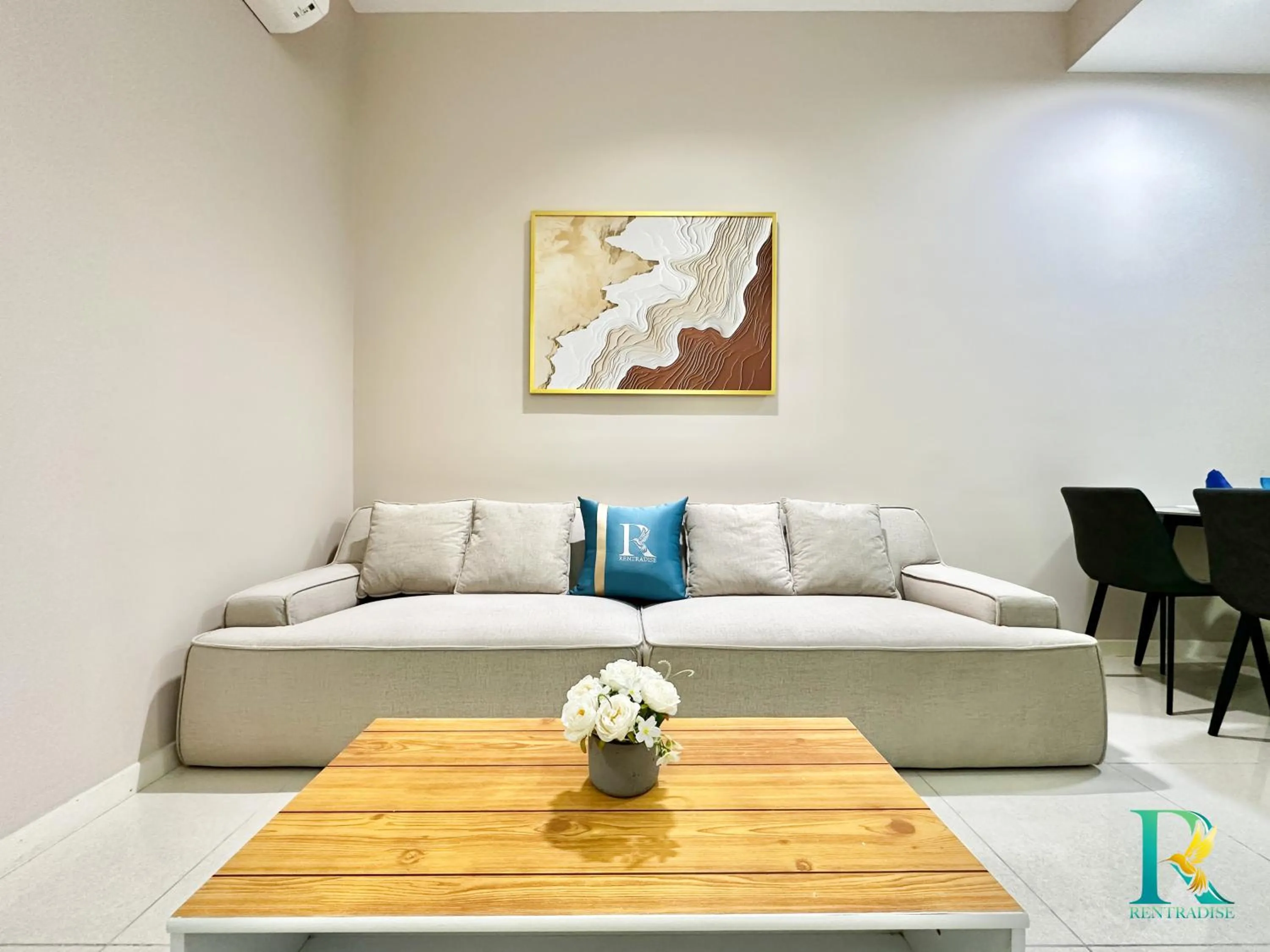 Living room in Paradigm Residence by RR JBcity