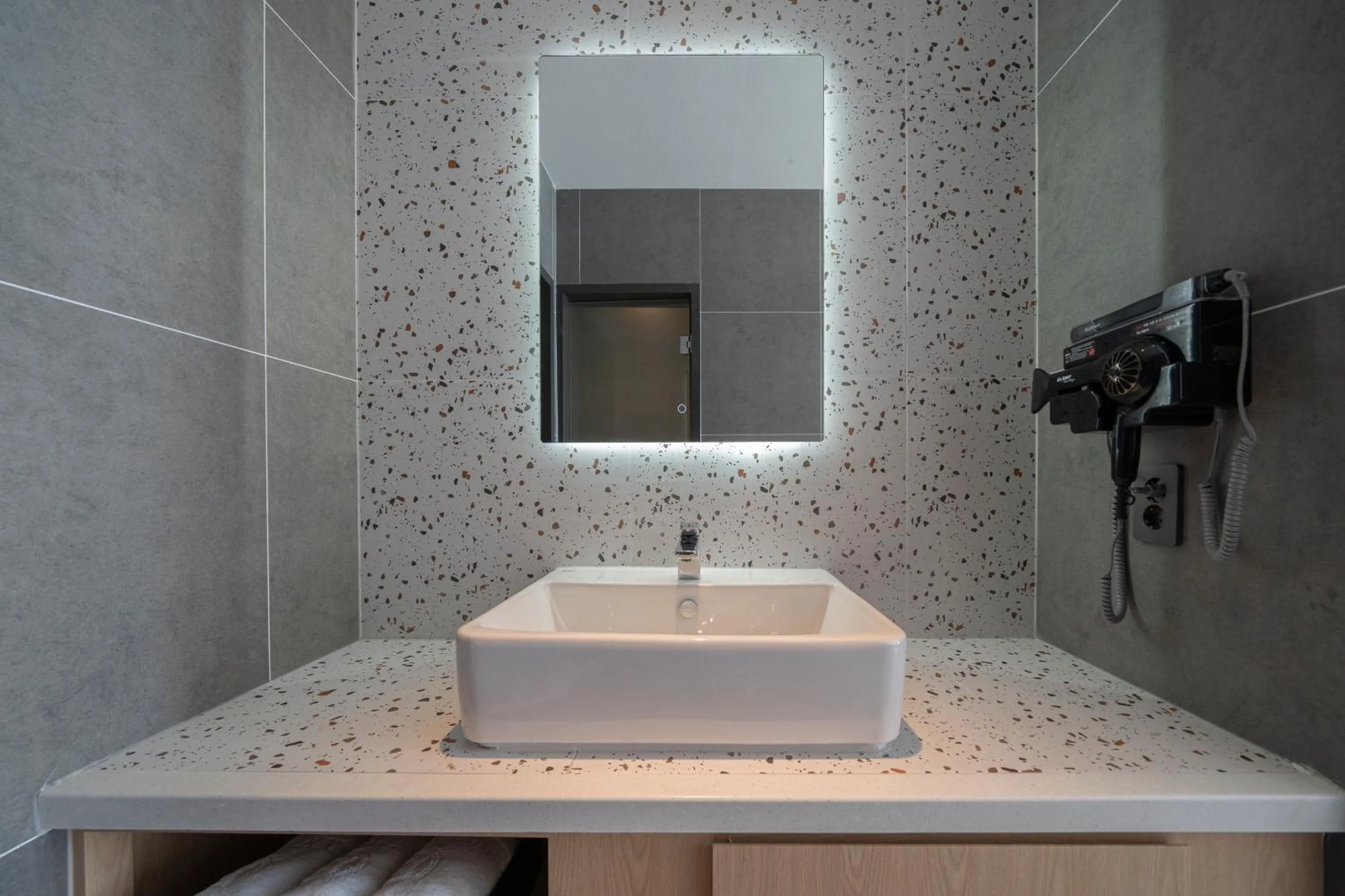 Bathroom in Brown Dot Siheung Geobuksum