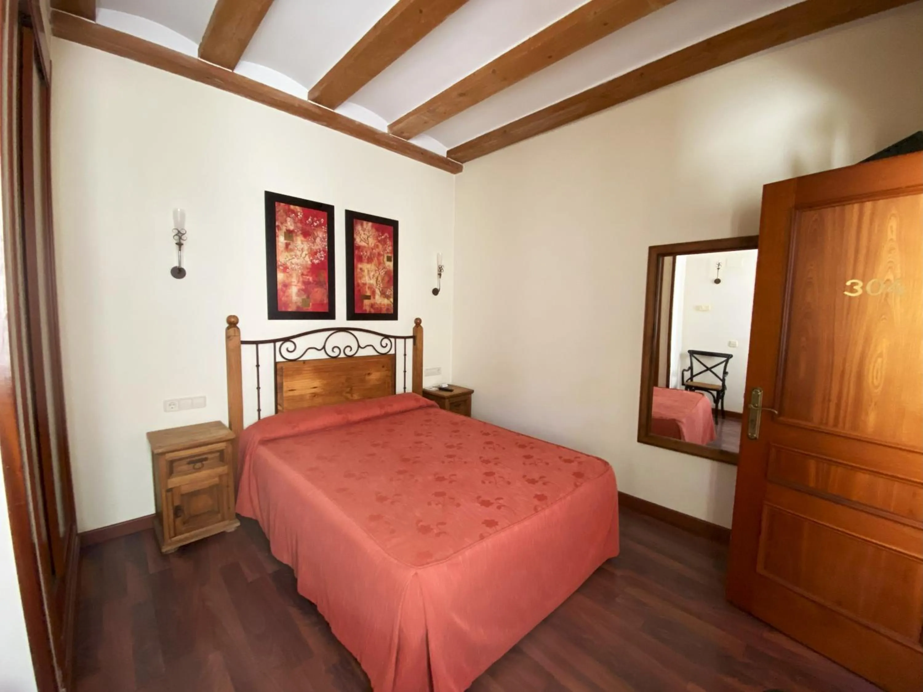 Bed in HOTEL EL RASTRO - Palacio Duque de Tamames -