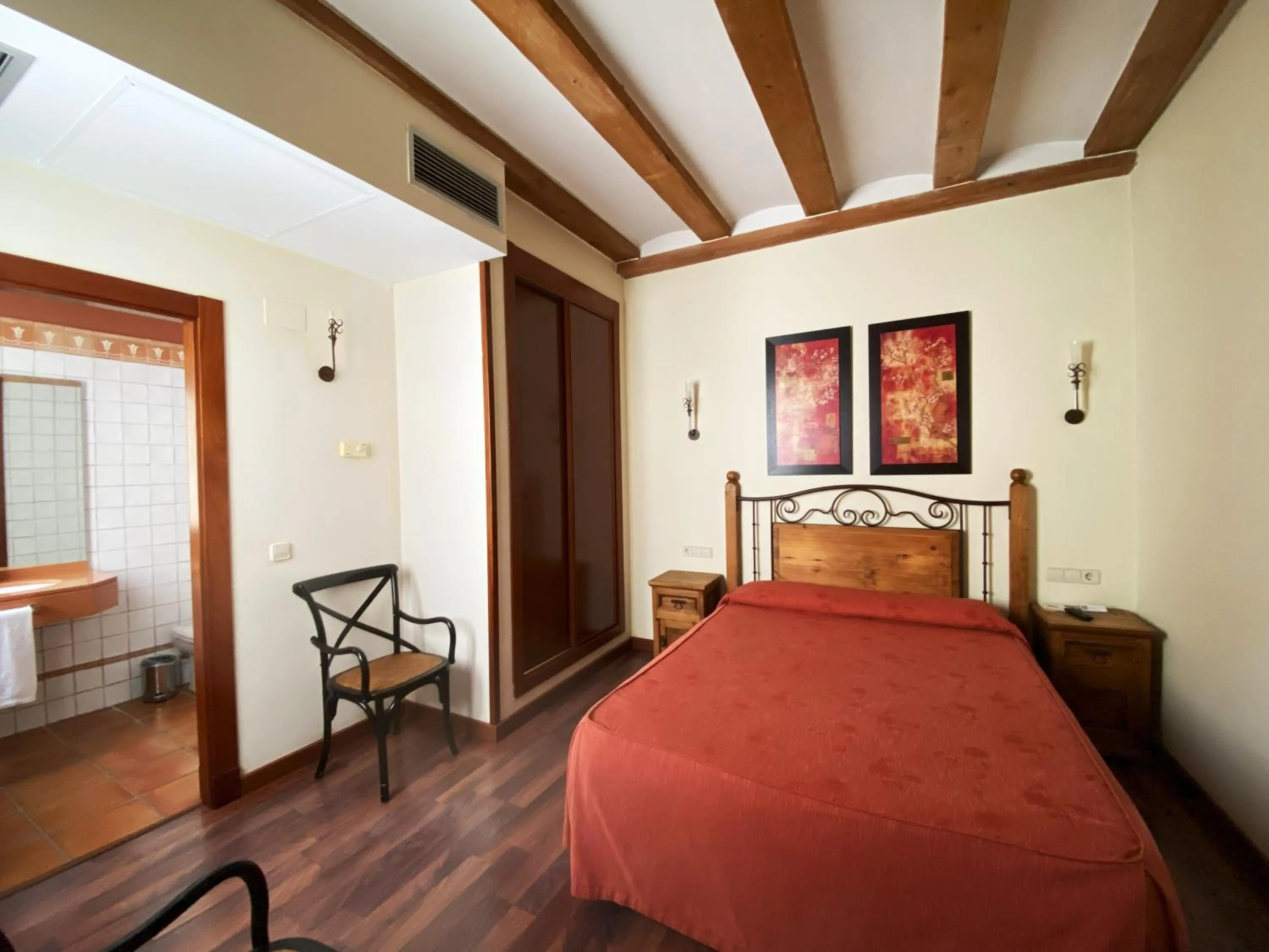 Bed in HOTEL EL RASTRO - Palacio Duque de Tamames -