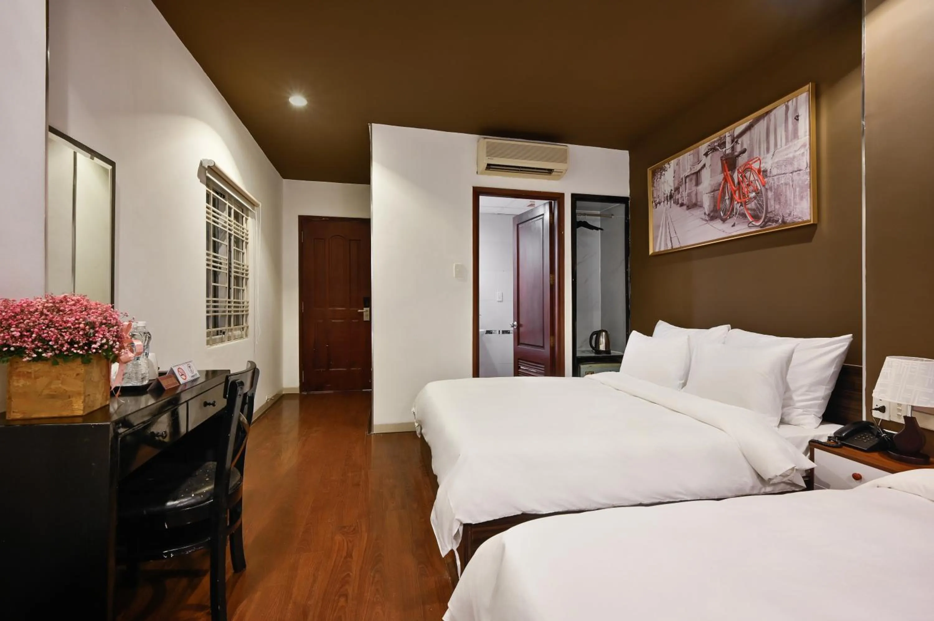 Bed in The Noble Swan Hotel New World