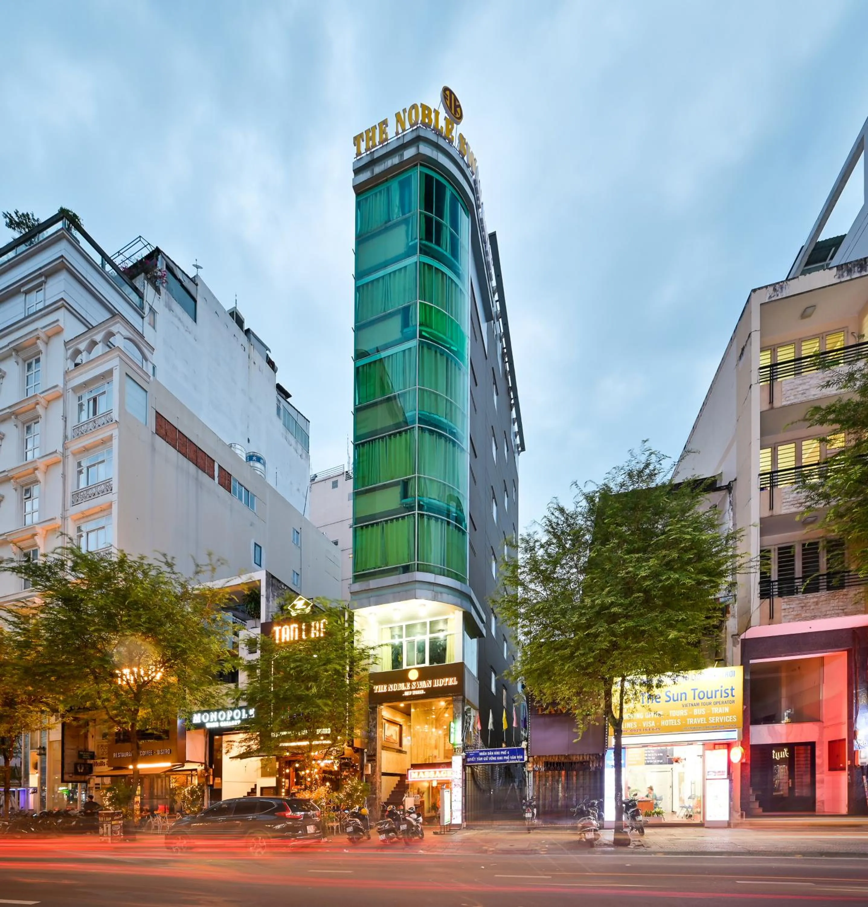 Day in The Noble Swan Hotel New World