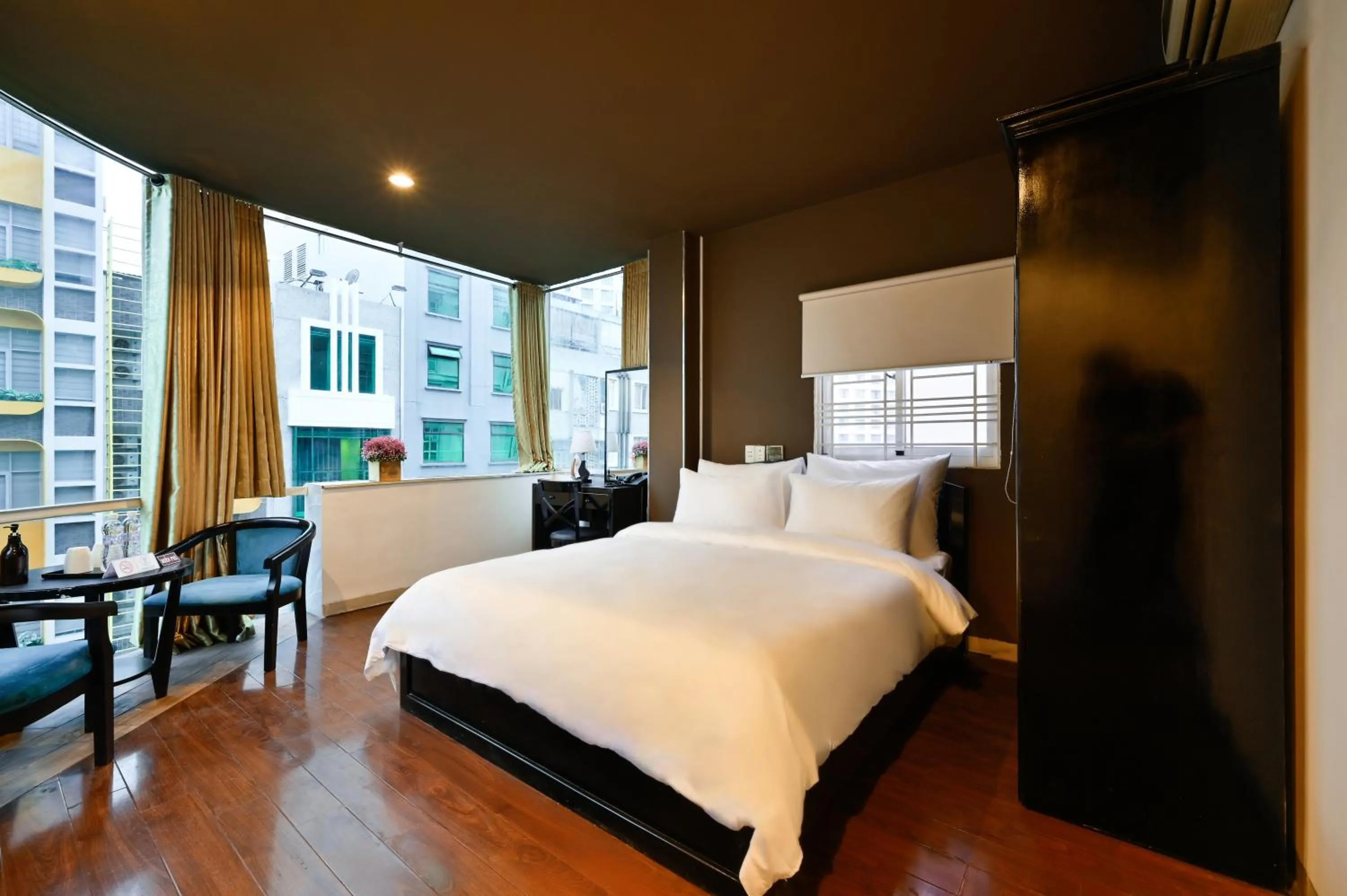 Bed in The Noble Swan Hotel New World