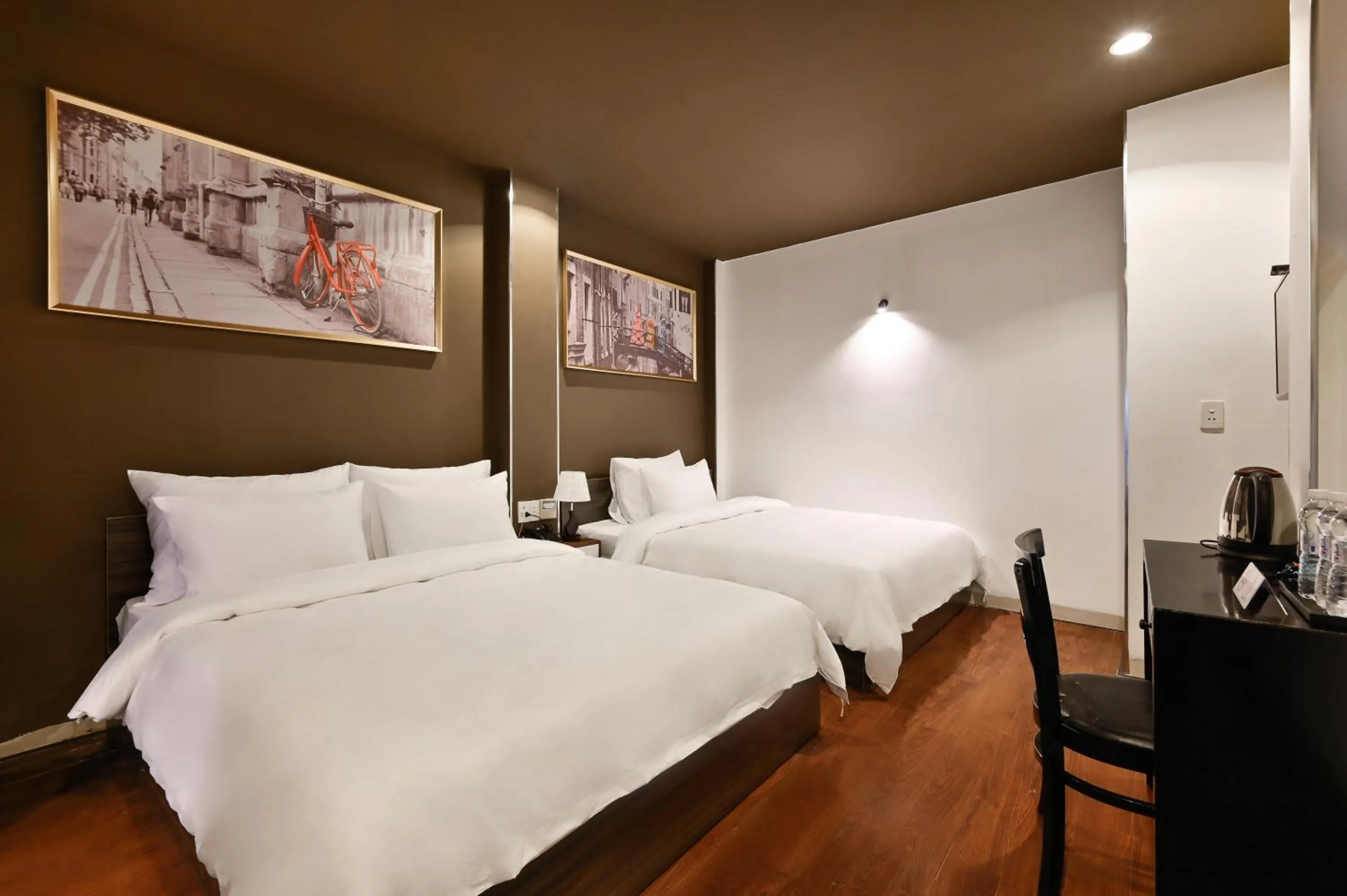 Bed in The Noble Swan Hotel New World