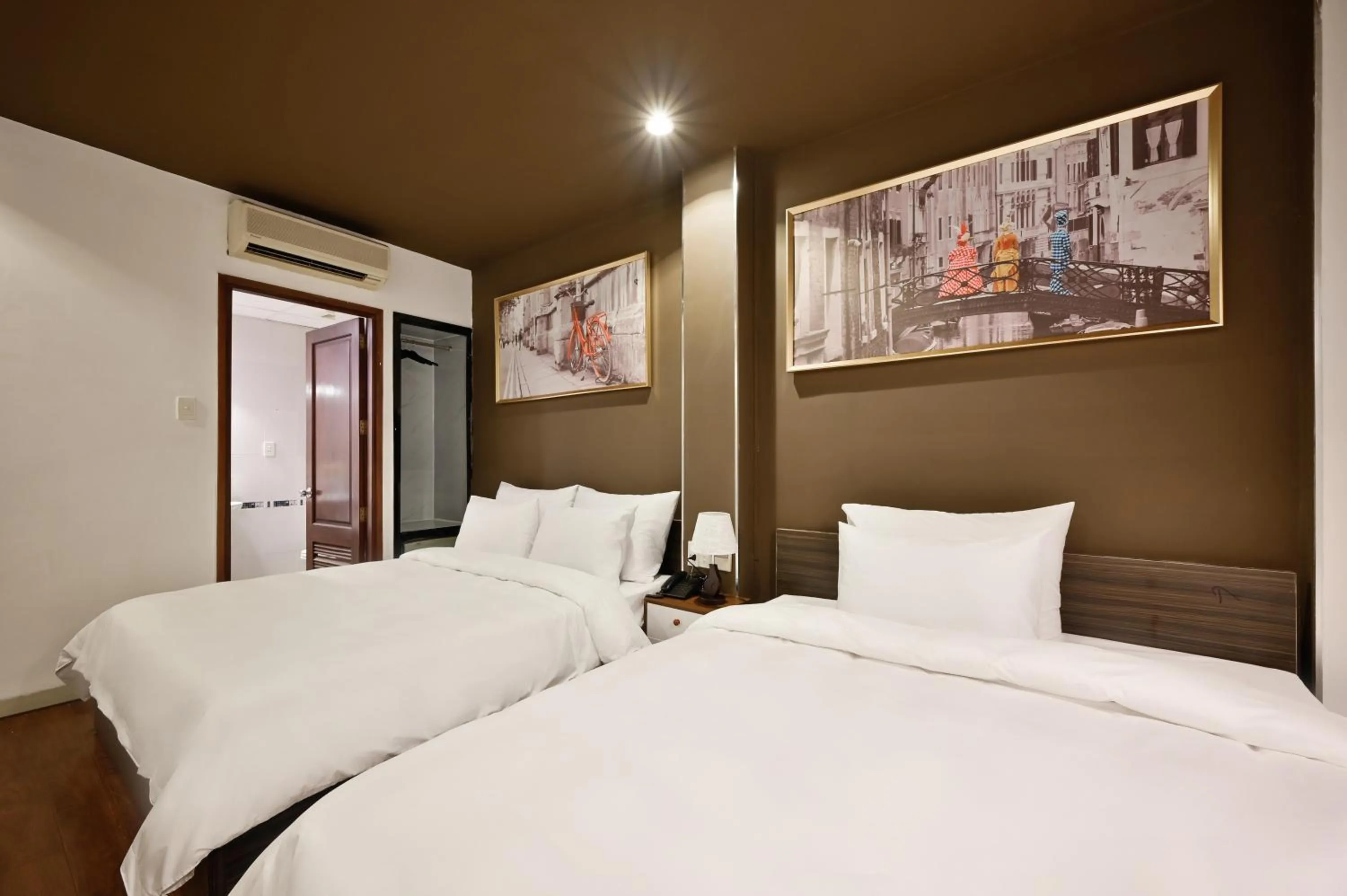 Bed in The Noble Swan Hotel New World