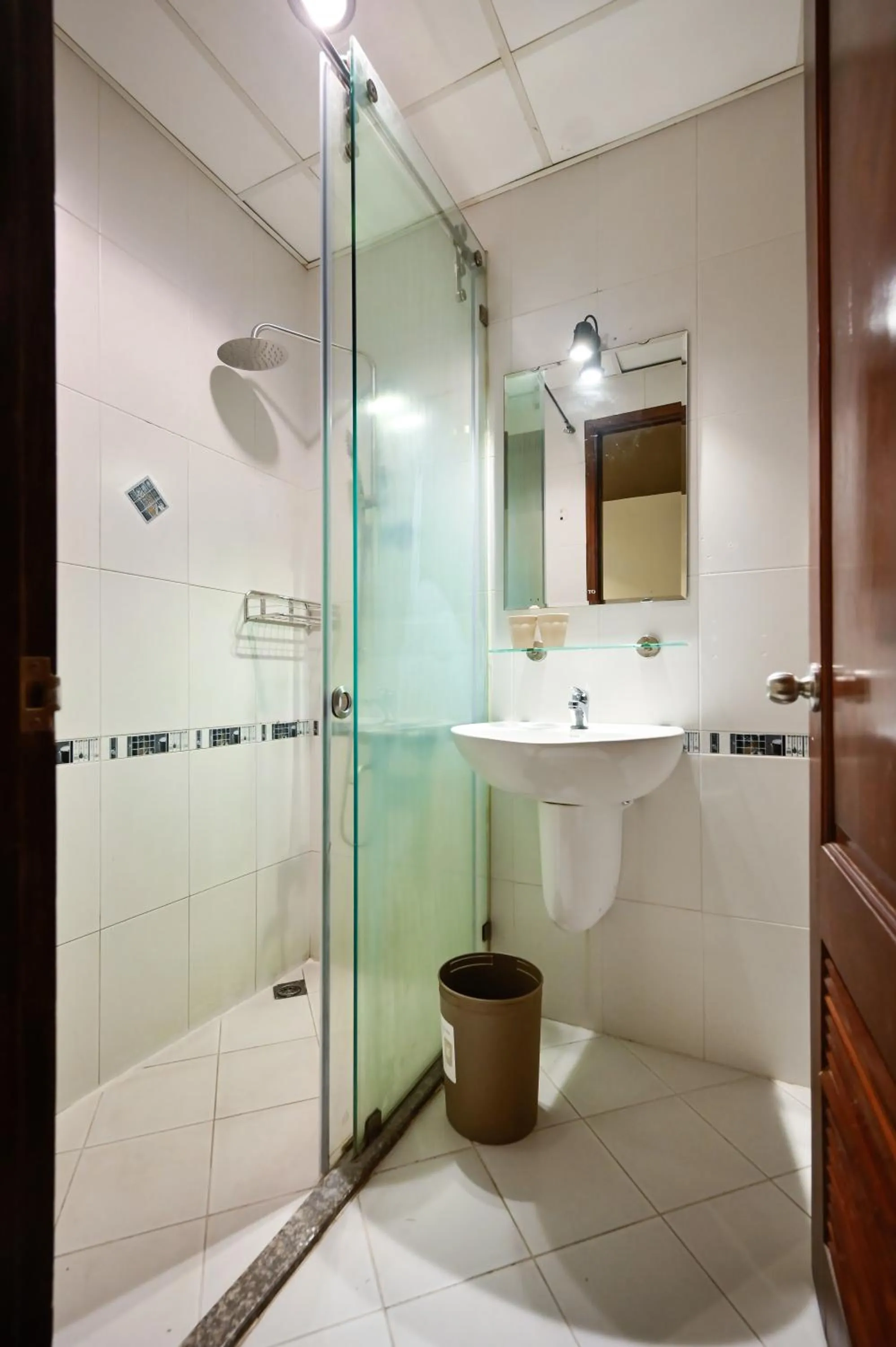 Shower in The Noble Swan Hotel New World