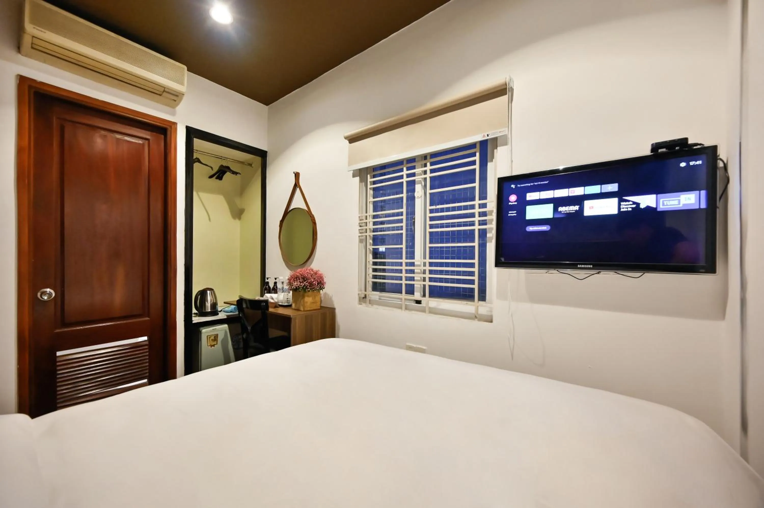 Bed in The Noble Swan Hotel New World