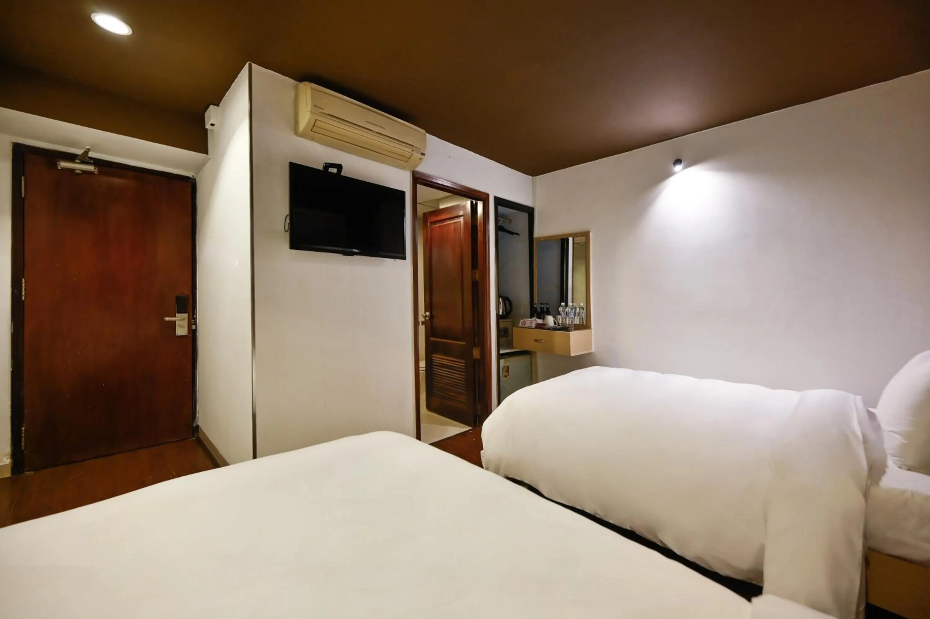 Bed in The Noble Swan Hotel New World