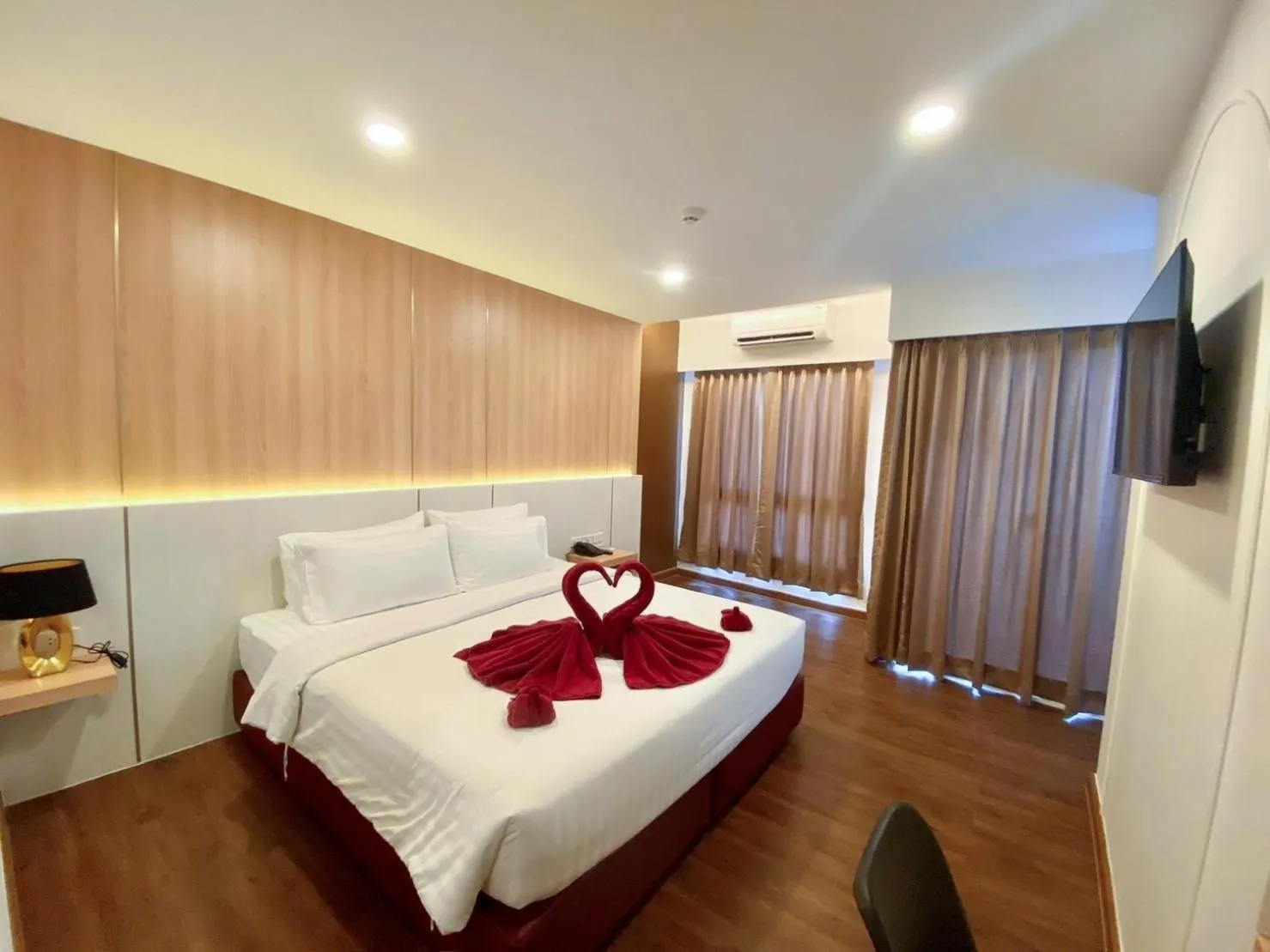 Photo of the whole room, Bed in M CASA HOTEL PATTAYA