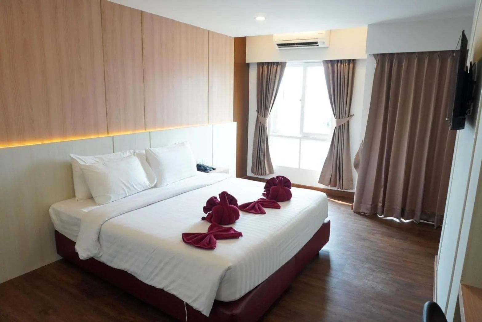 Photo of the whole room, Bed in M CASA HOTEL PATTAYA