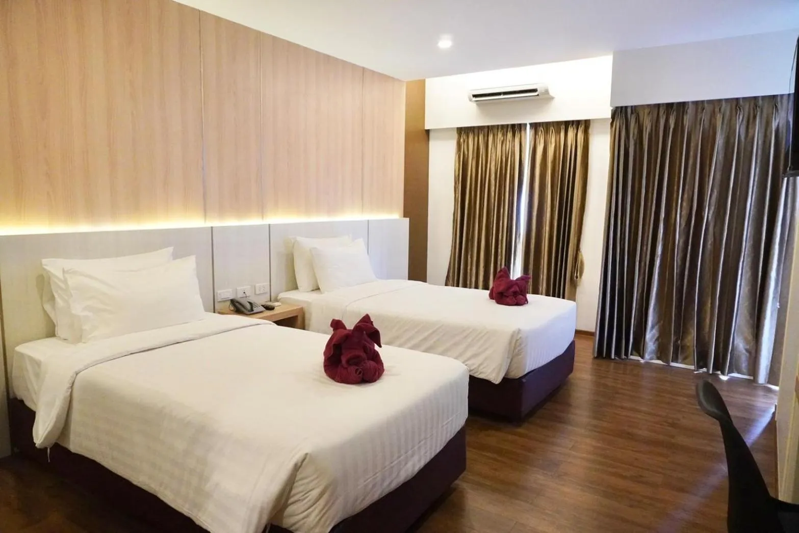 Photo of the whole room, Bed in M CASA HOTEL PATTAYA
