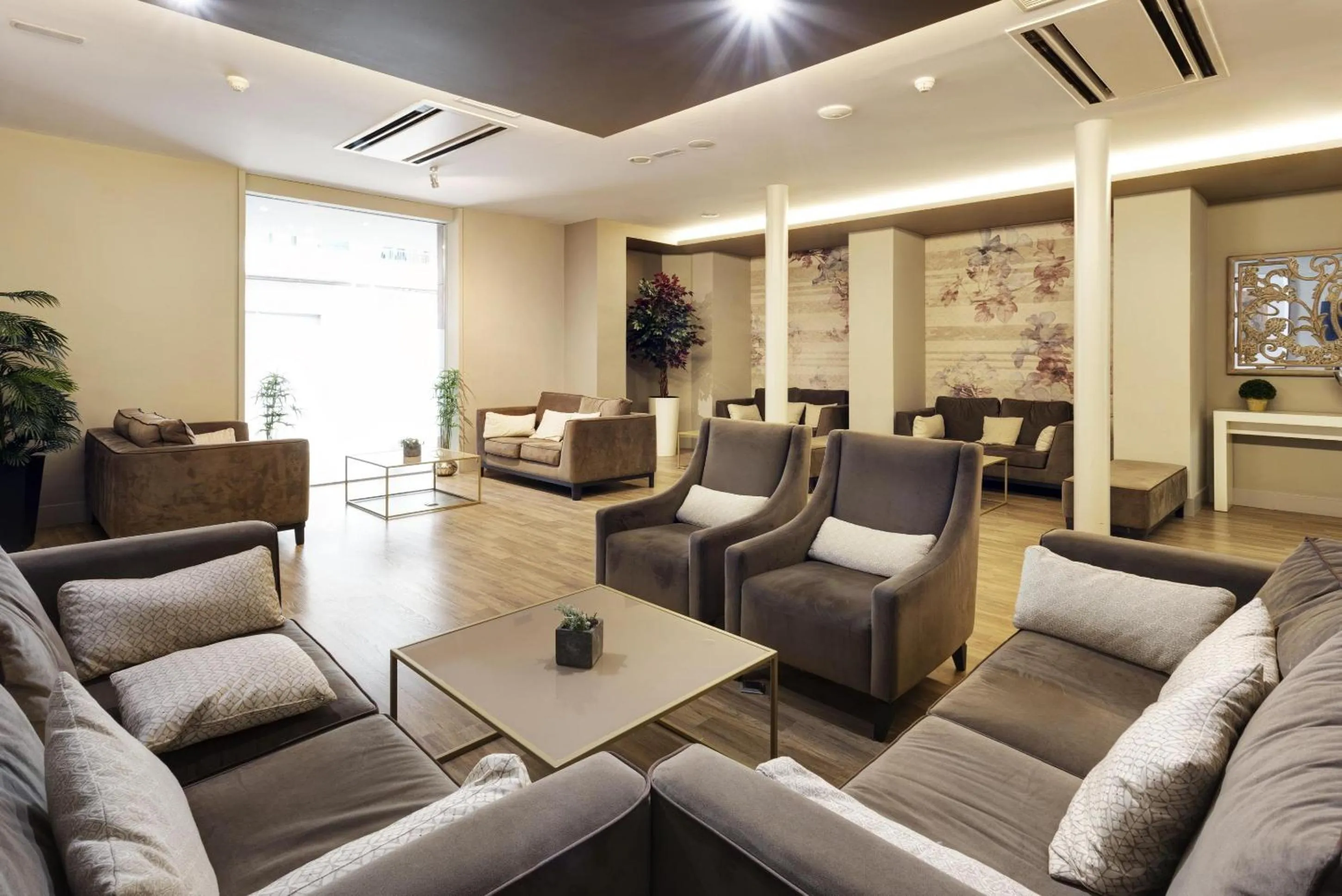 Communal lounge/ TV room in Hotel Sercotel Tudela Bardenas