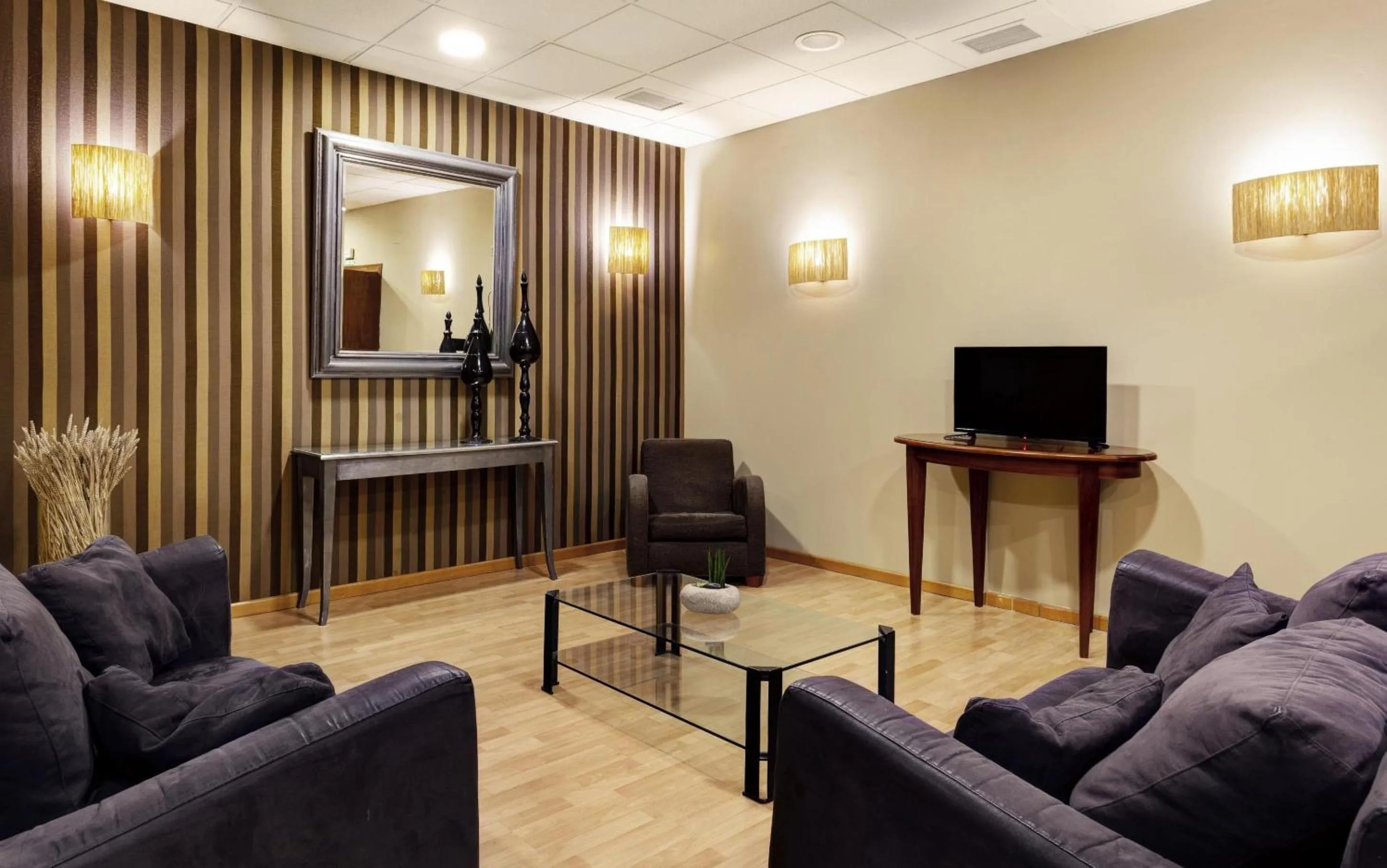 Communal lounge/ TV room in Hotel Sercotel Tudela Bardenas