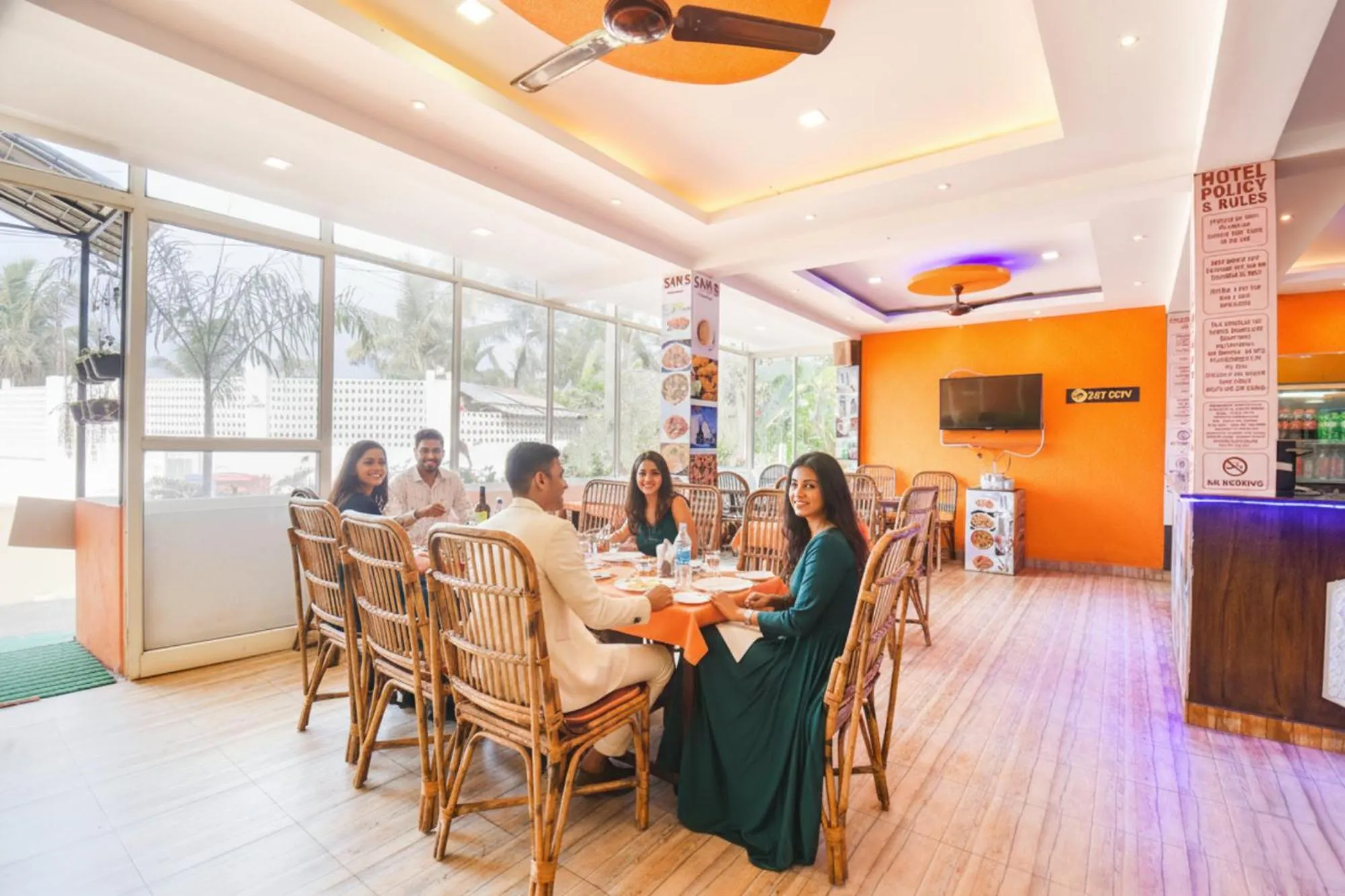 Restaurant/places to eat in Via Shanel Beachside Resort