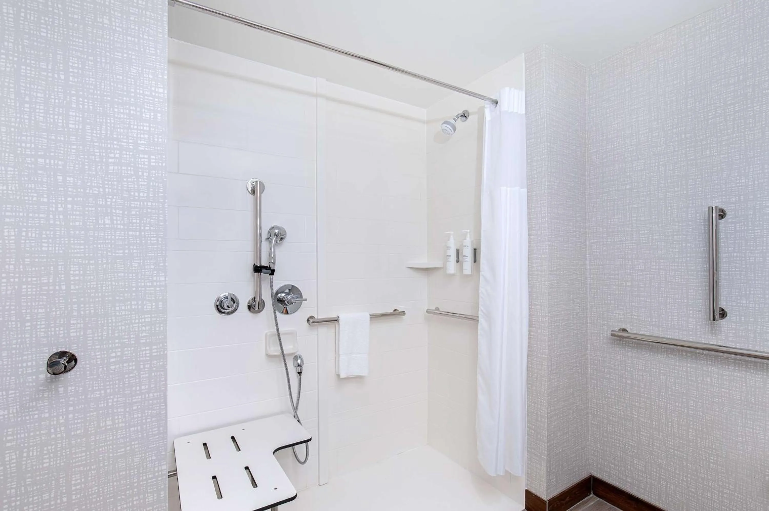 Bathroom in Hampton Inn Albertville, Al