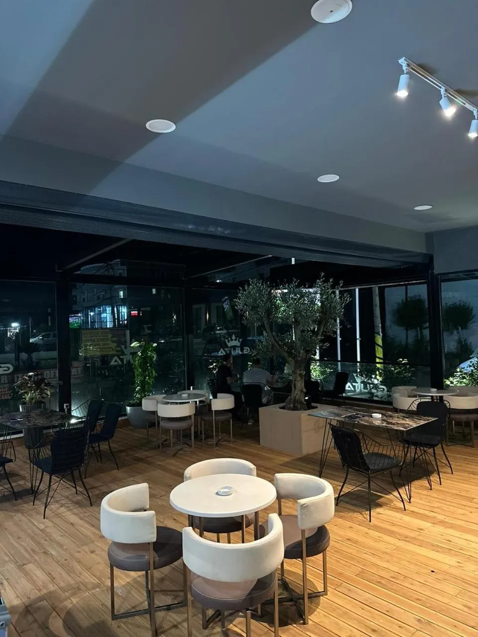 Restaurant/places to eat in HOTEL GJUTA