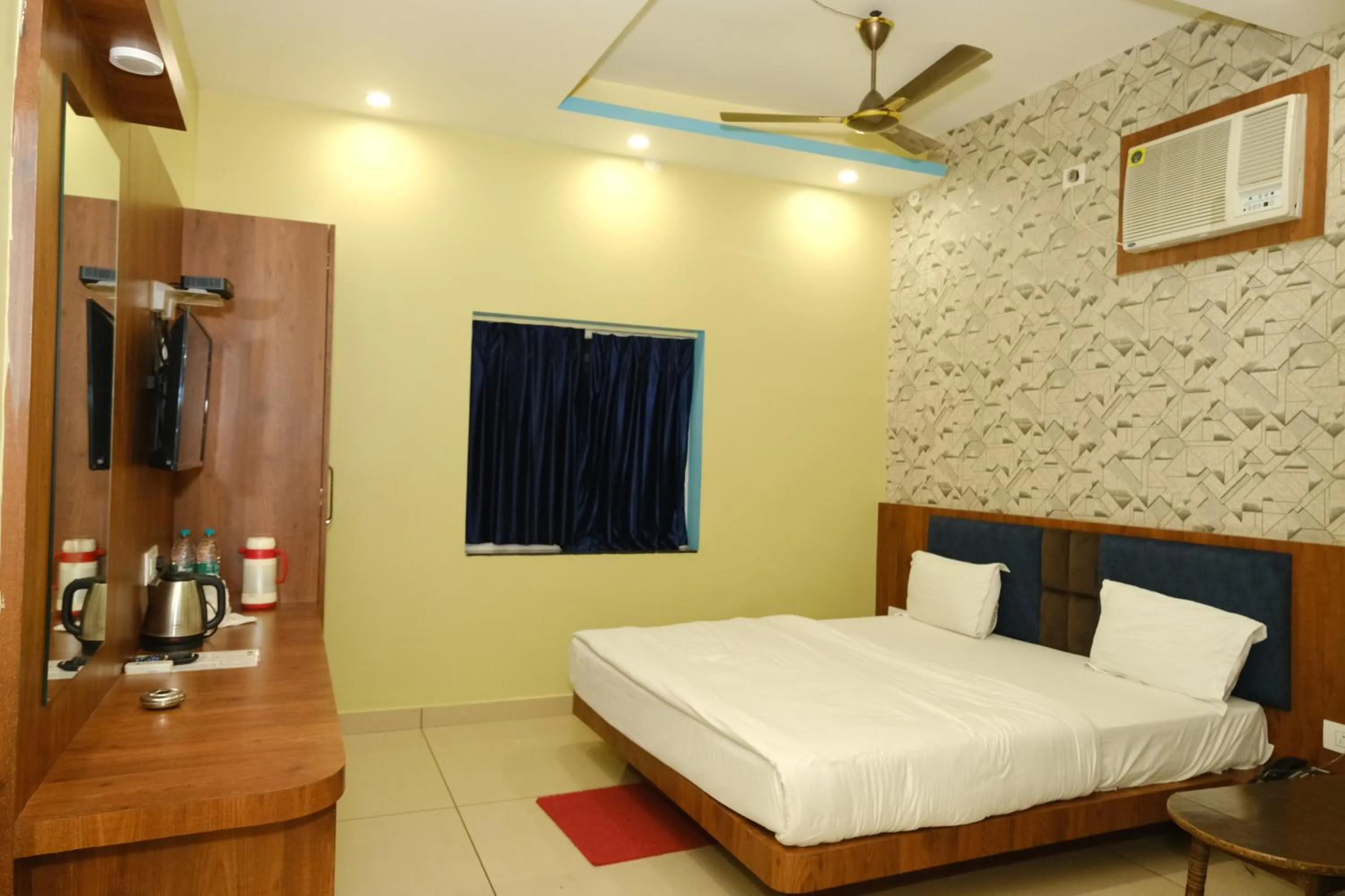 Bedroom, Bed in Hotel Bharati