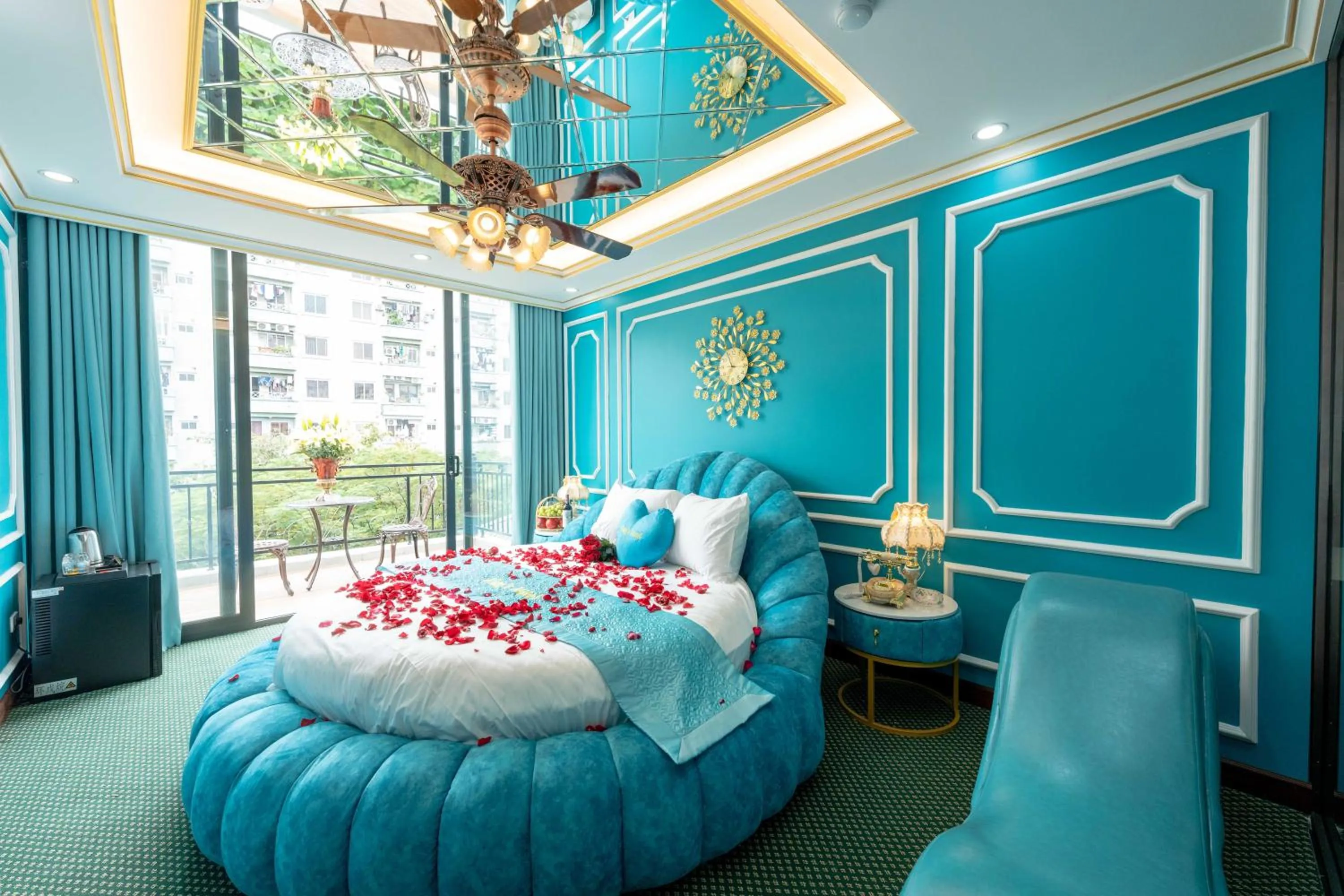 Bed in King's Hotel Linh Đàm 2