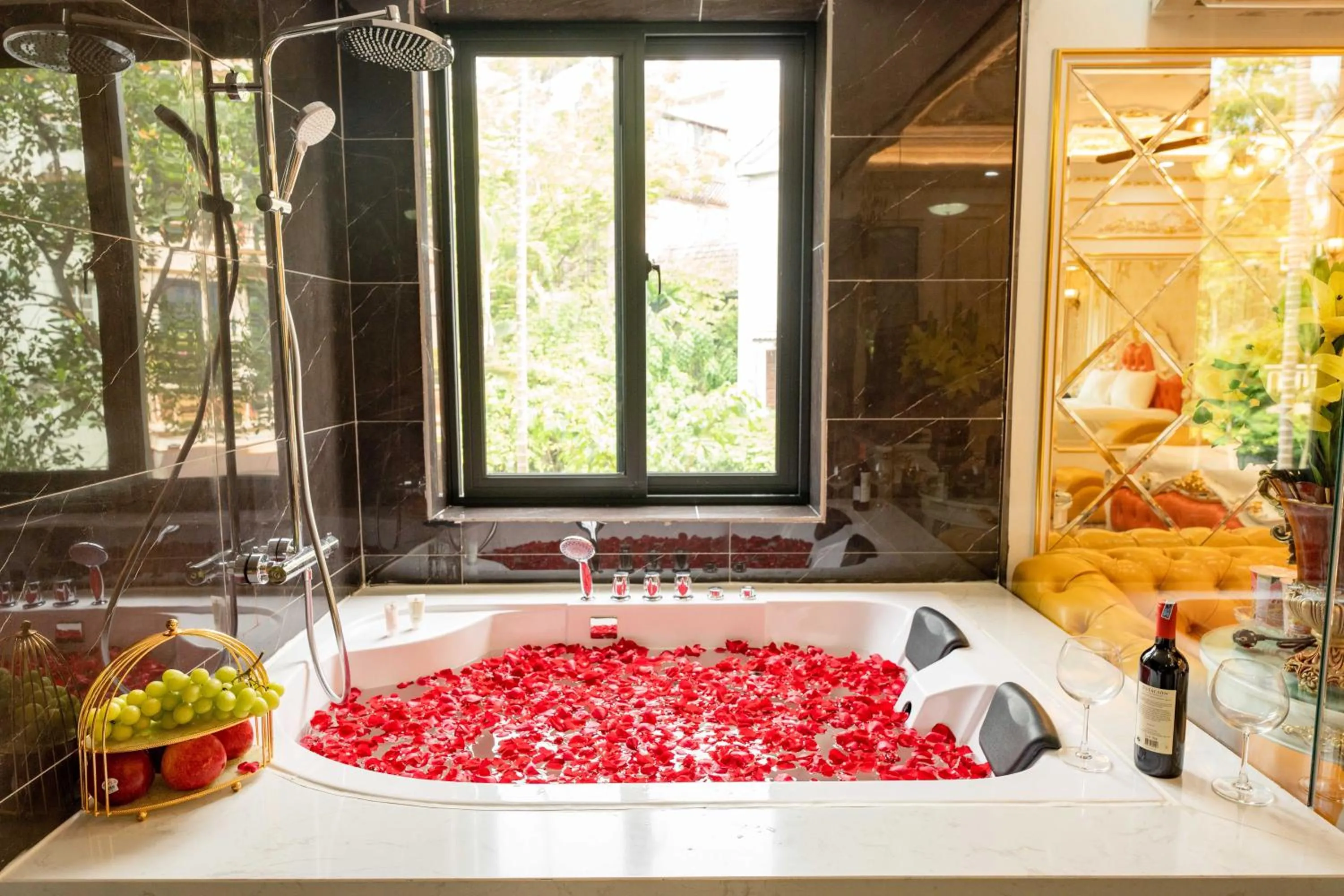 King's Hotel Linh Đàm 2