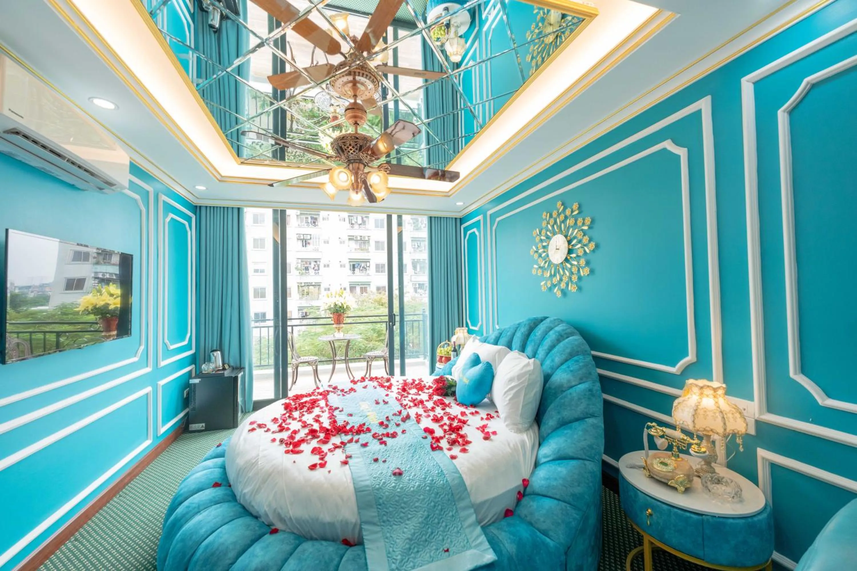 Bed in King's Hotel Linh Đàm 2