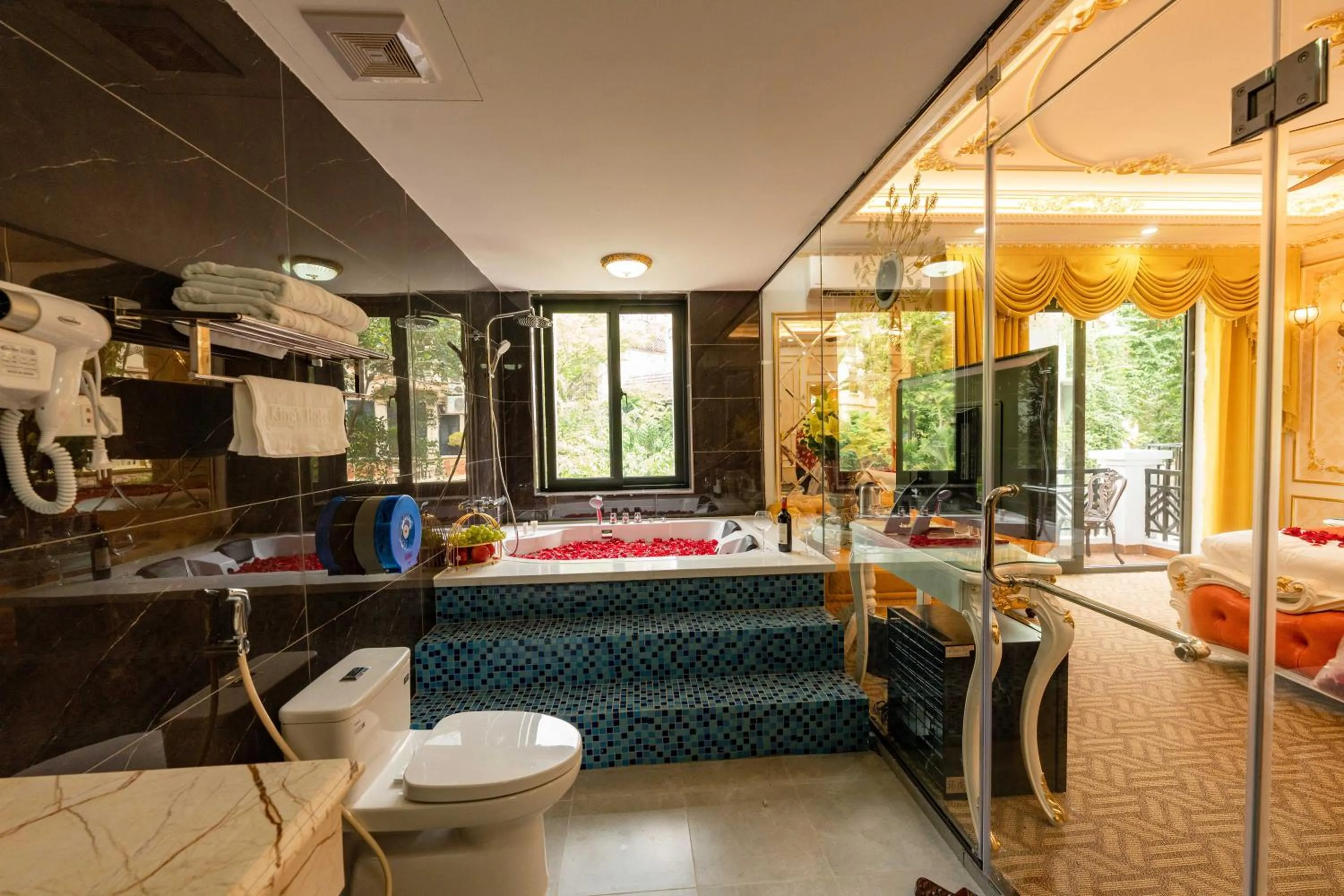 Bed in King's Hotel Linh Đàm 2