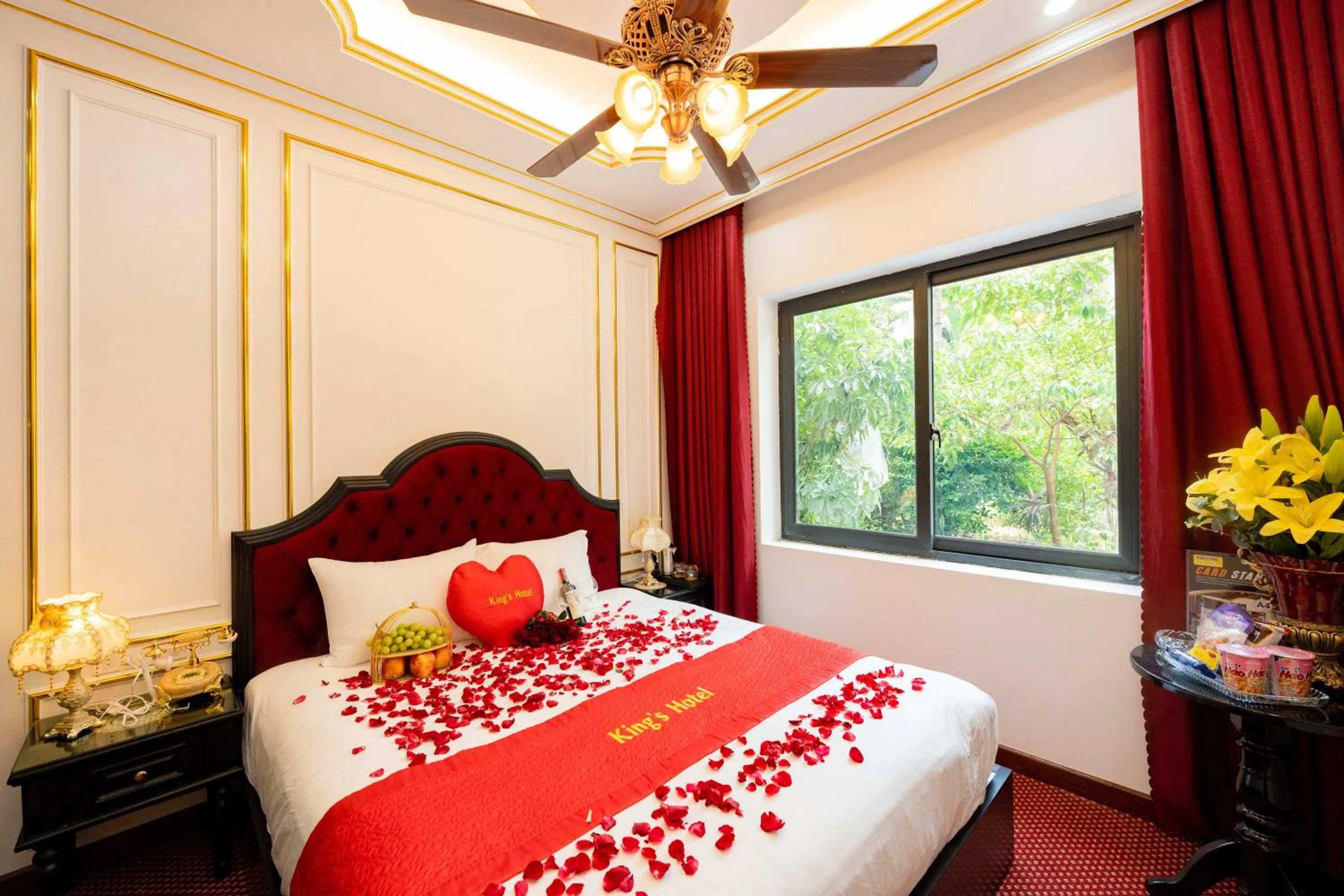 Bed in King's Hotel Linh Đàm 2