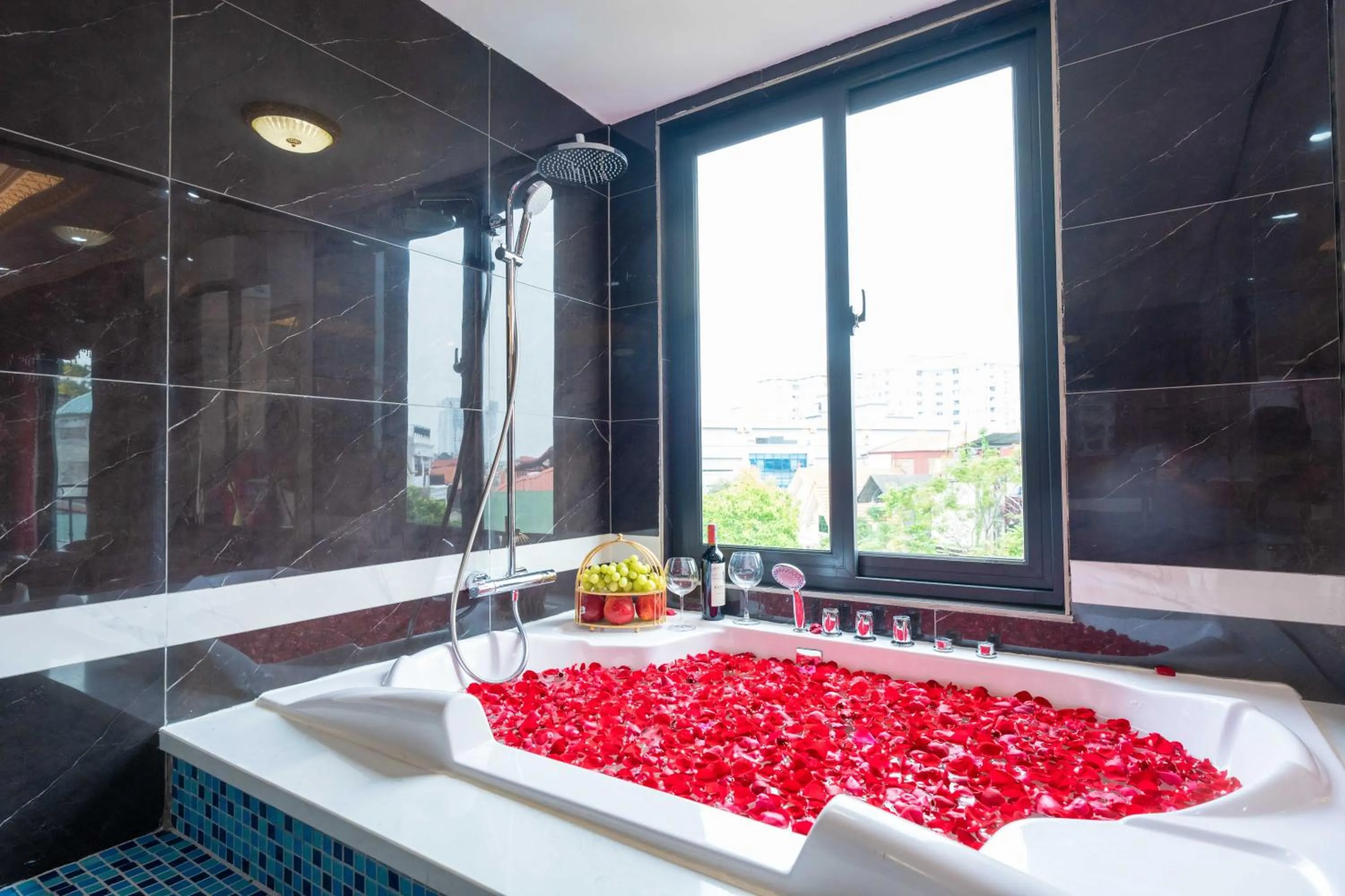 King's Hotel Linh Đàm 2