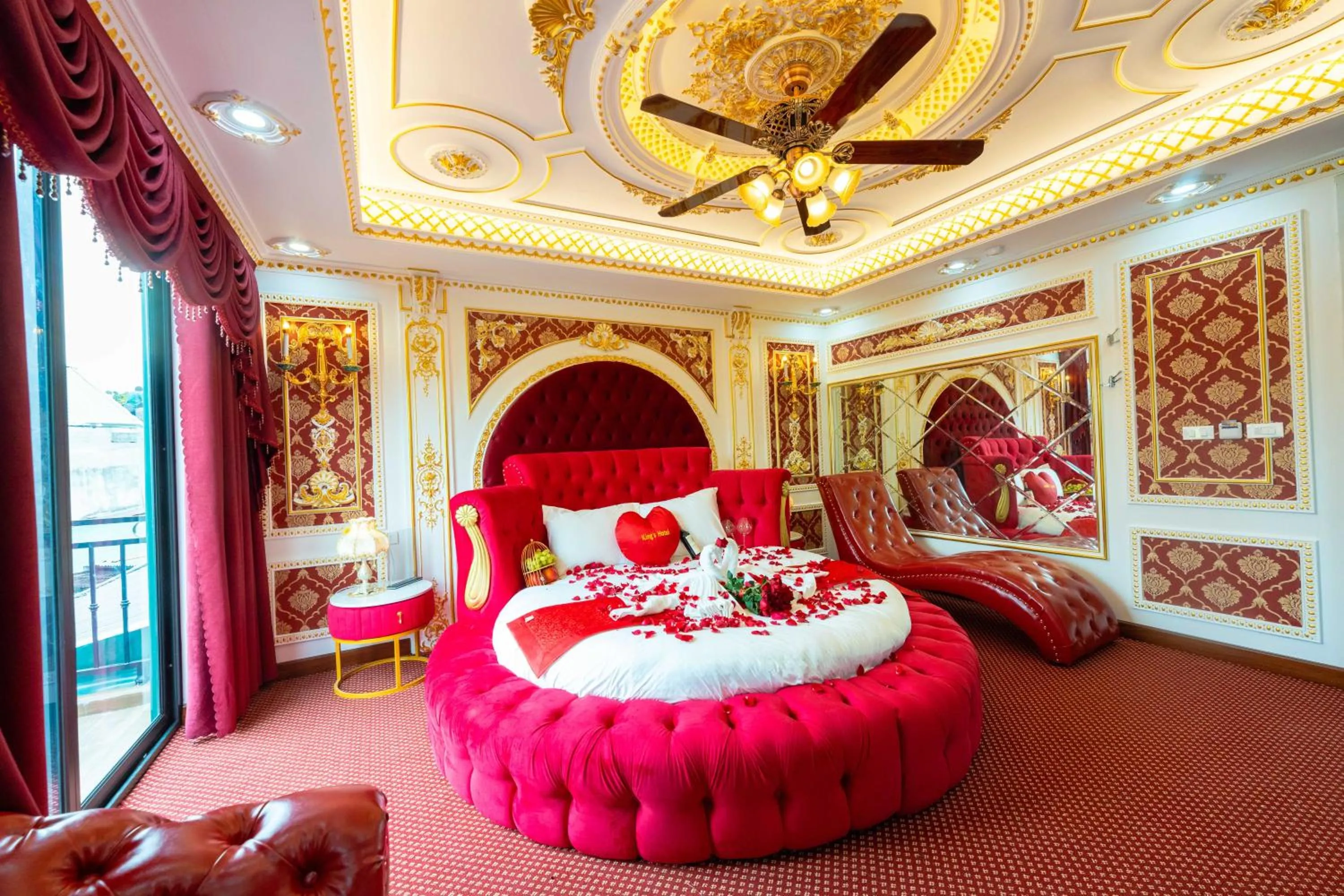 Bed in King's Hotel Linh Đàm 2