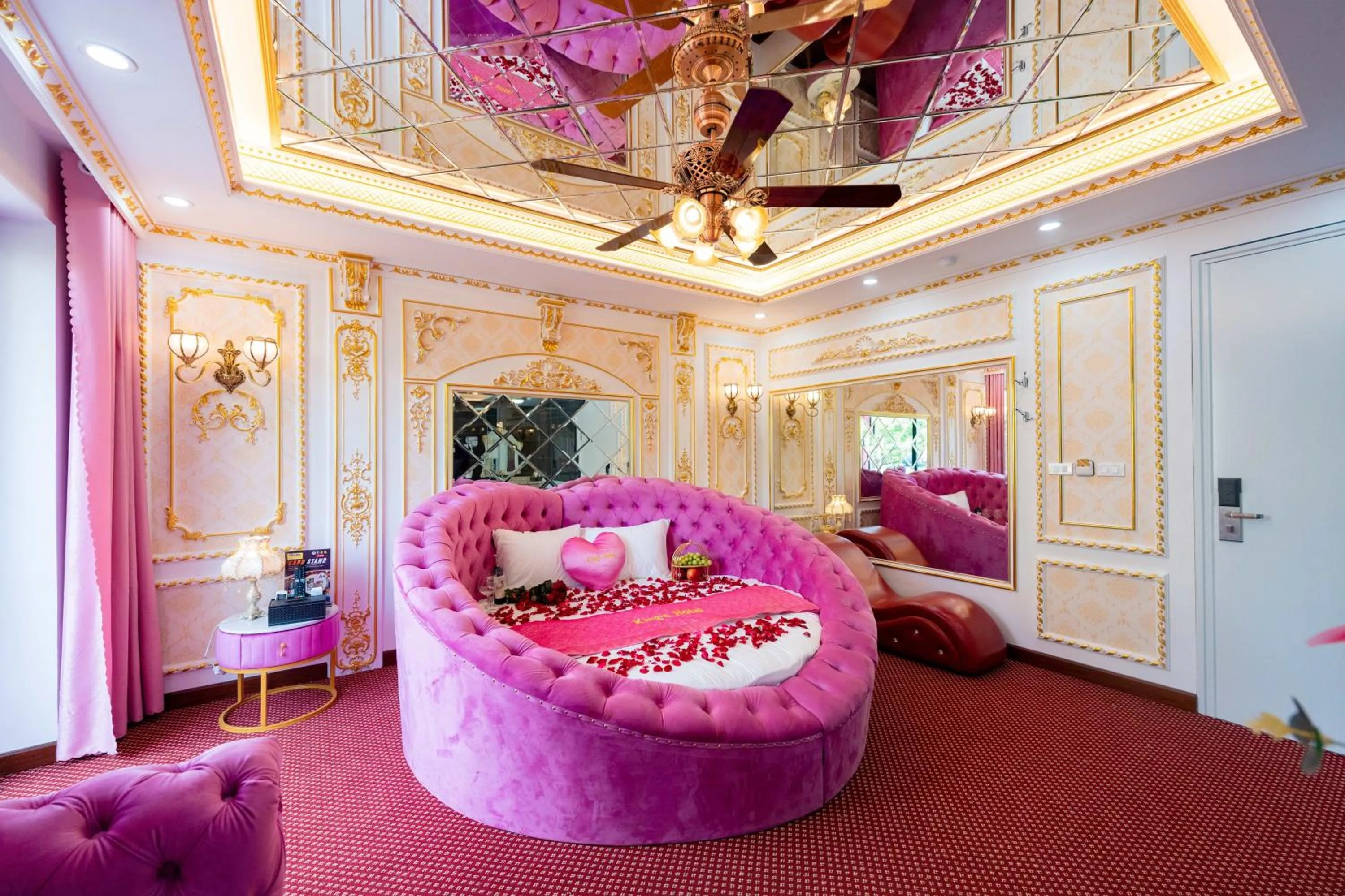 Bed in King's Hotel Linh Đàm 2